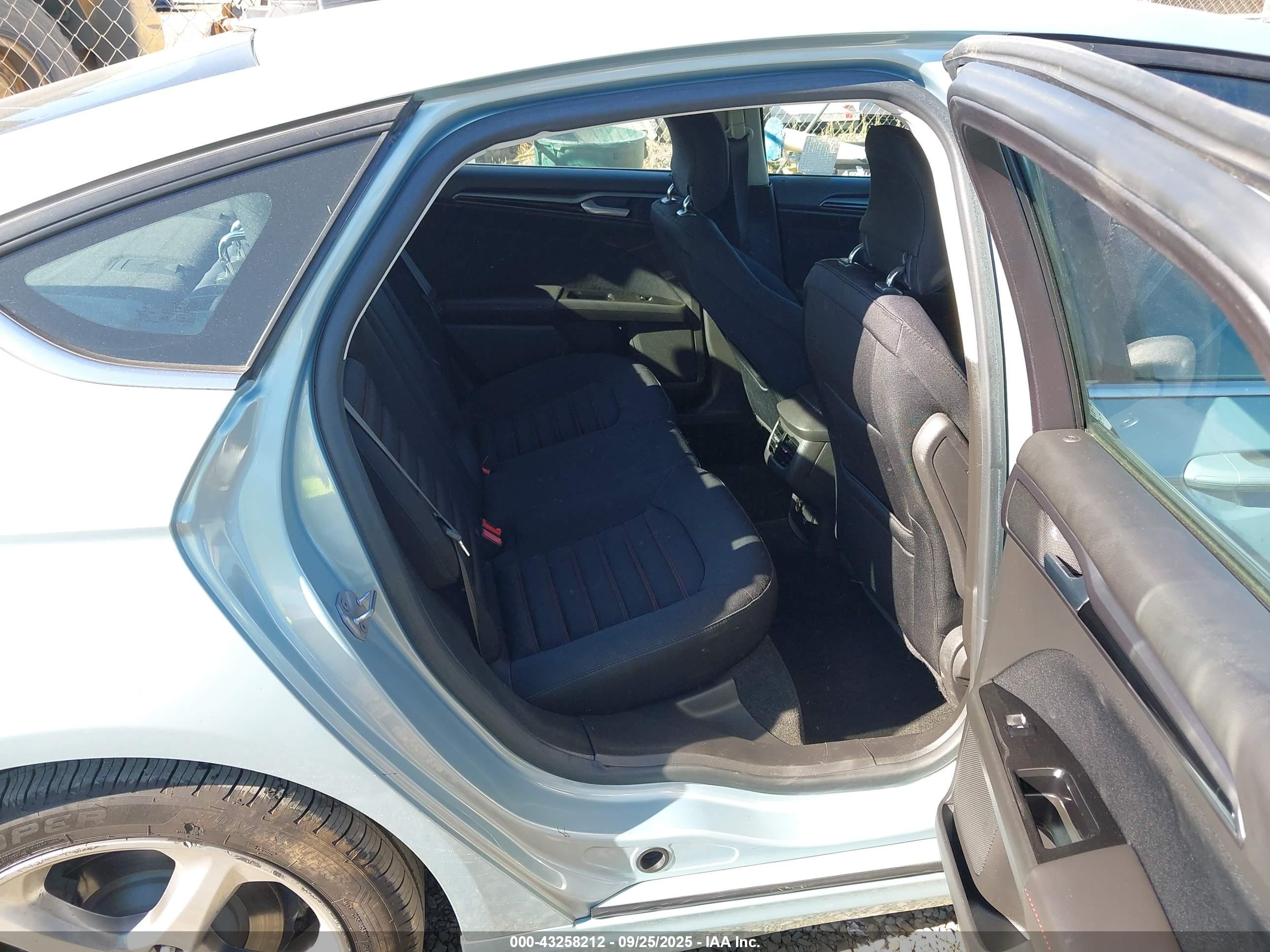 FORD FUSION image 8