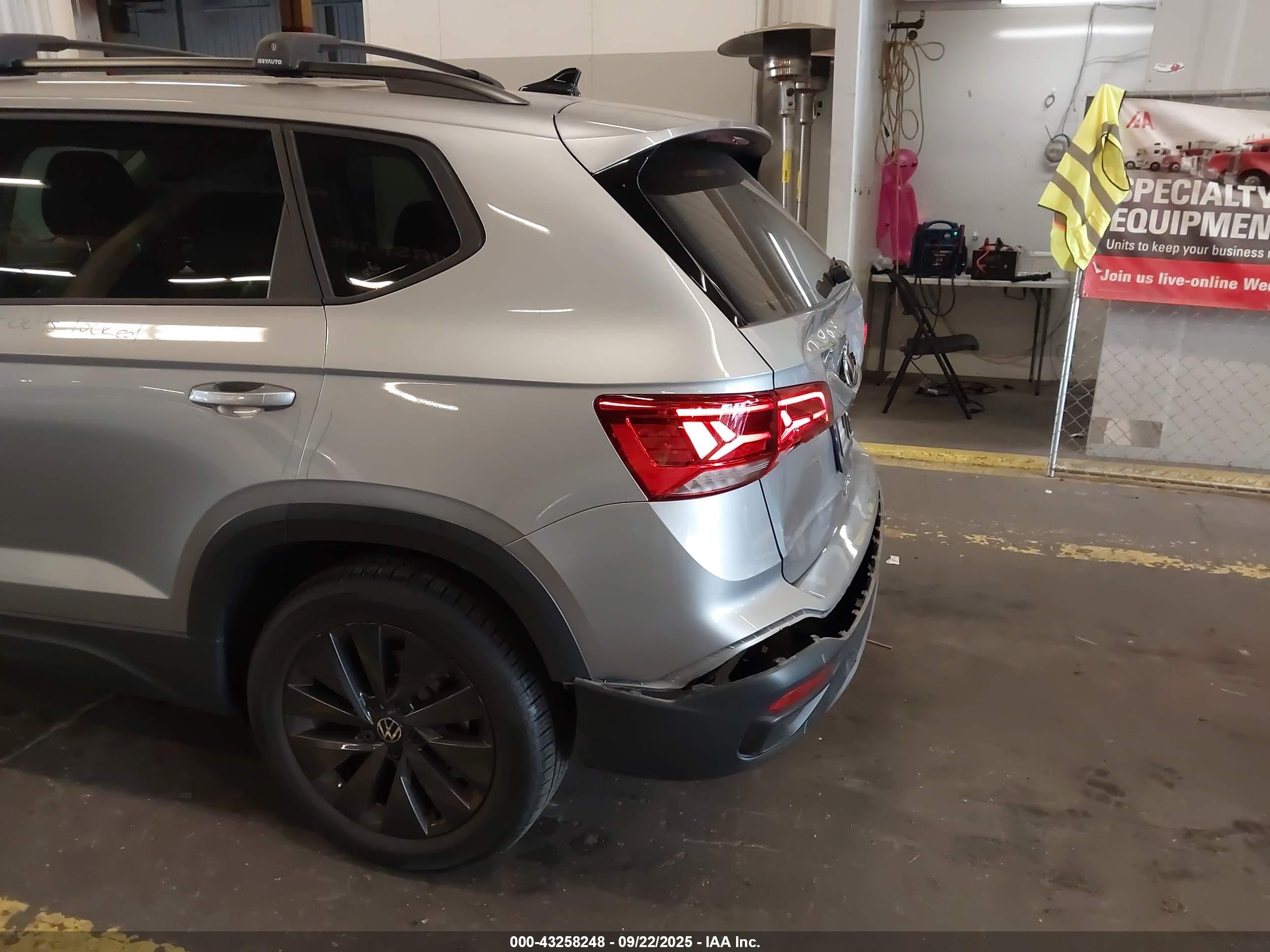 VOLKSWAGEN TAOS image 6