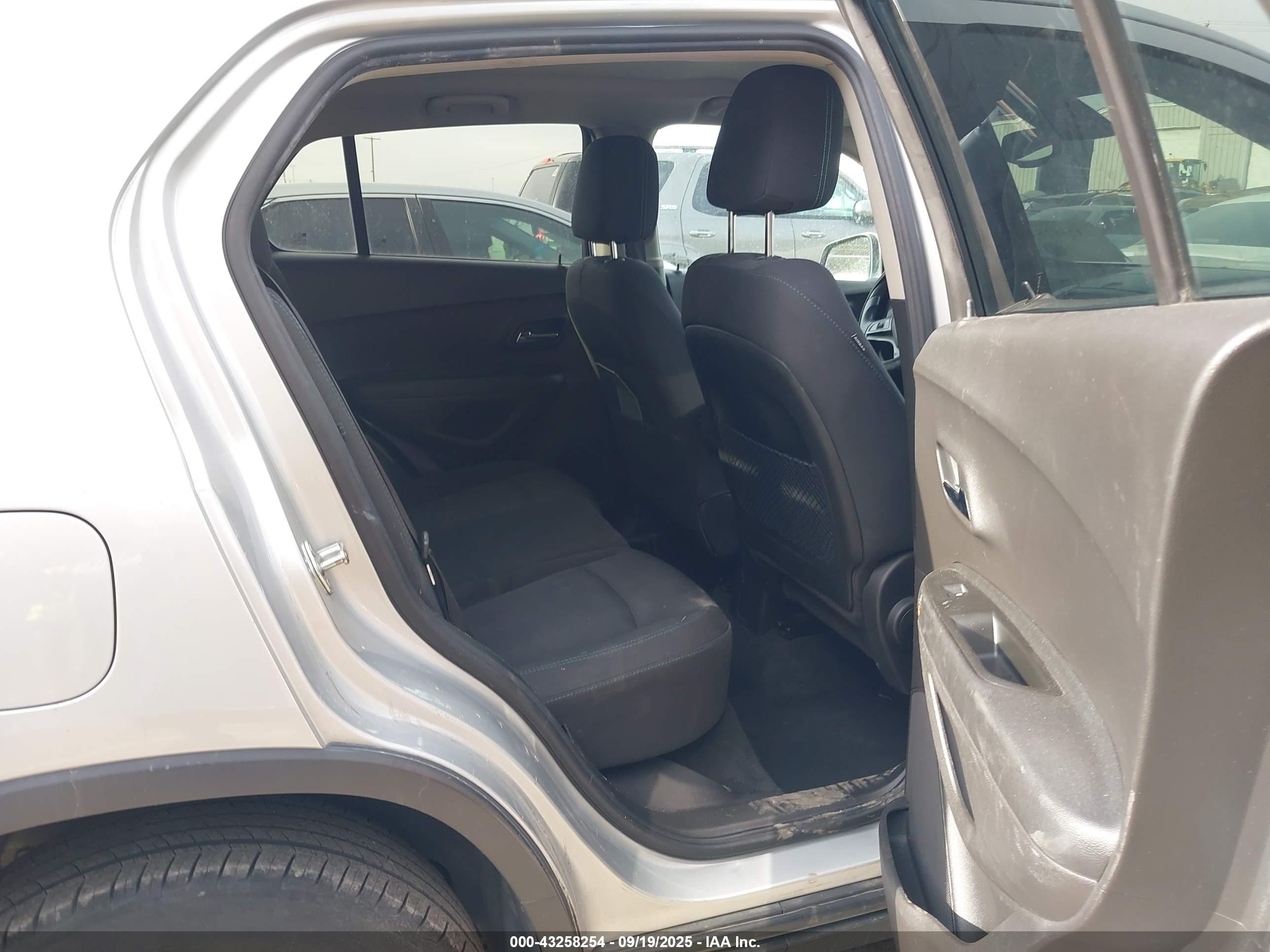 CHEVROLET TRAX image 8