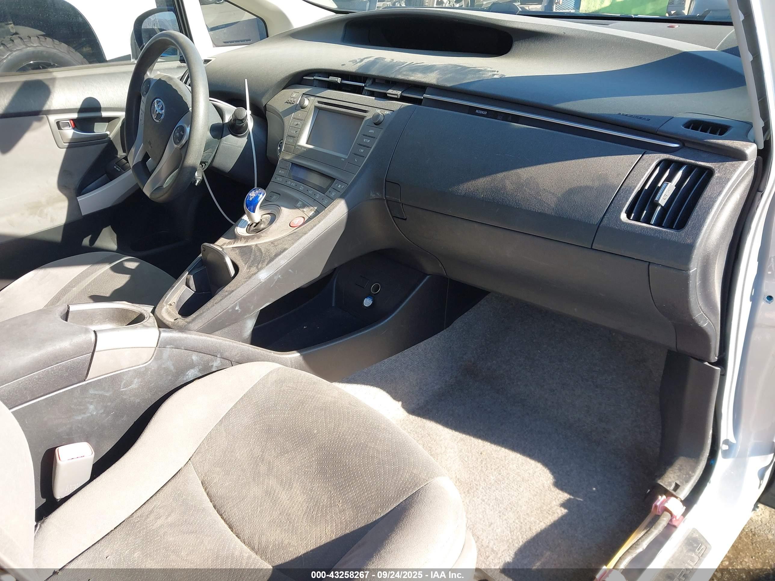 TOYOTA PRIUS image 5