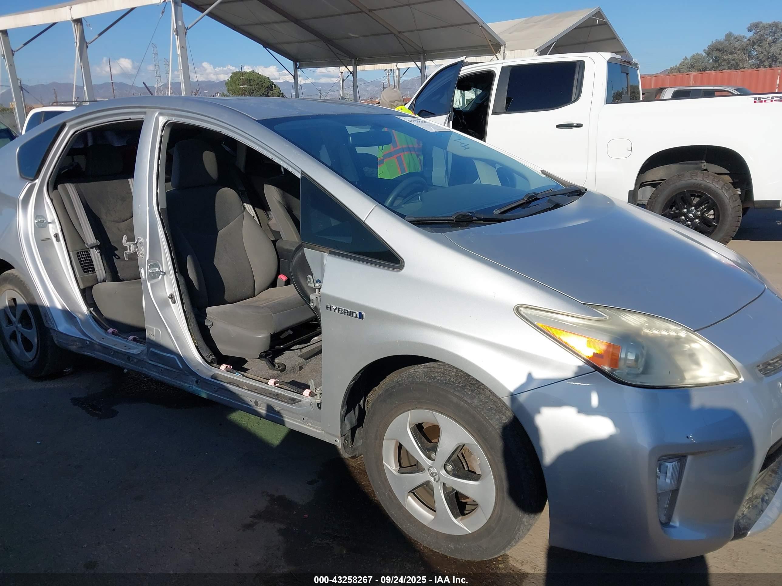 TOYOTA PRIUS image 6