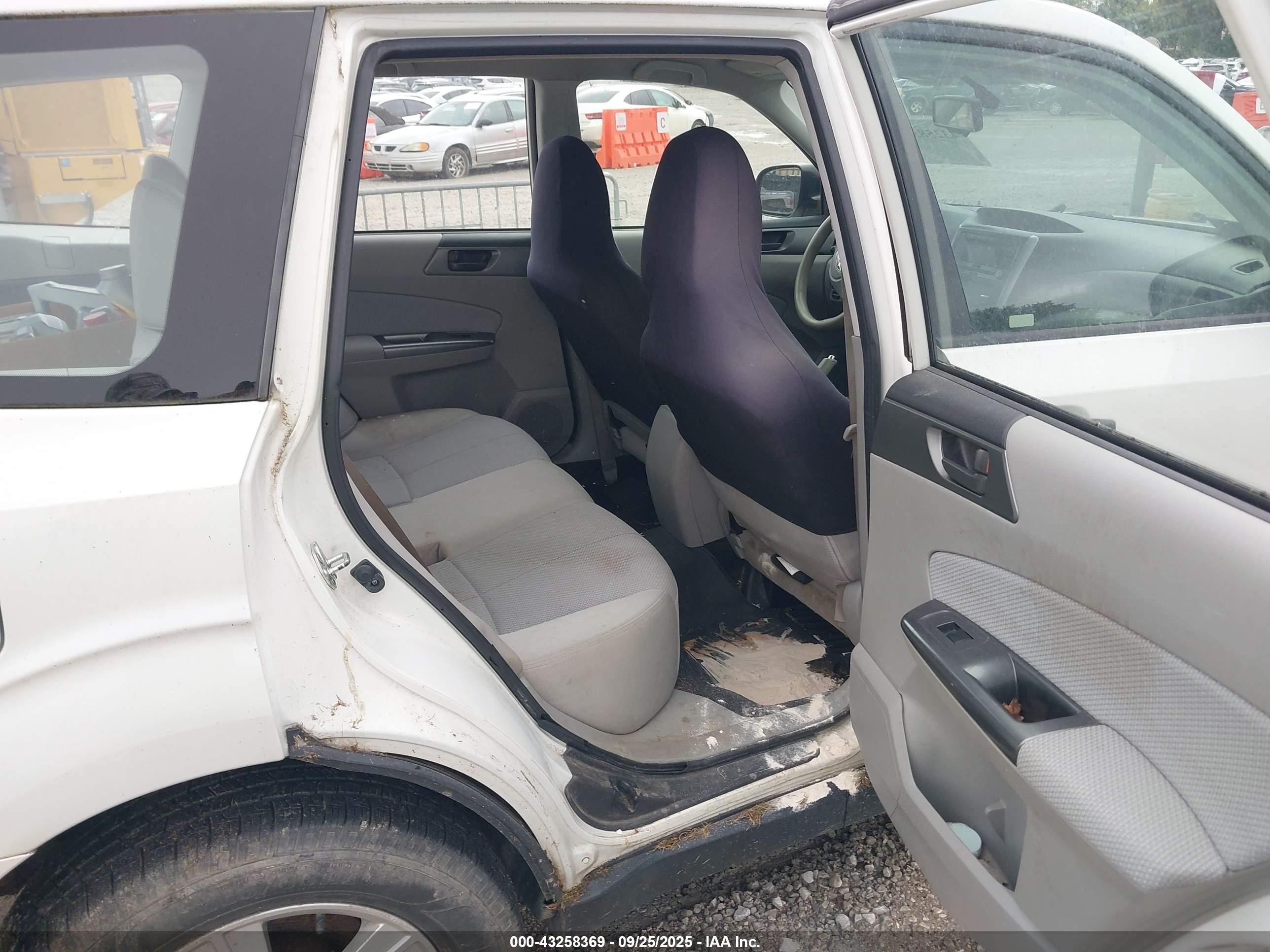 SUBARU FORESTER image 8
