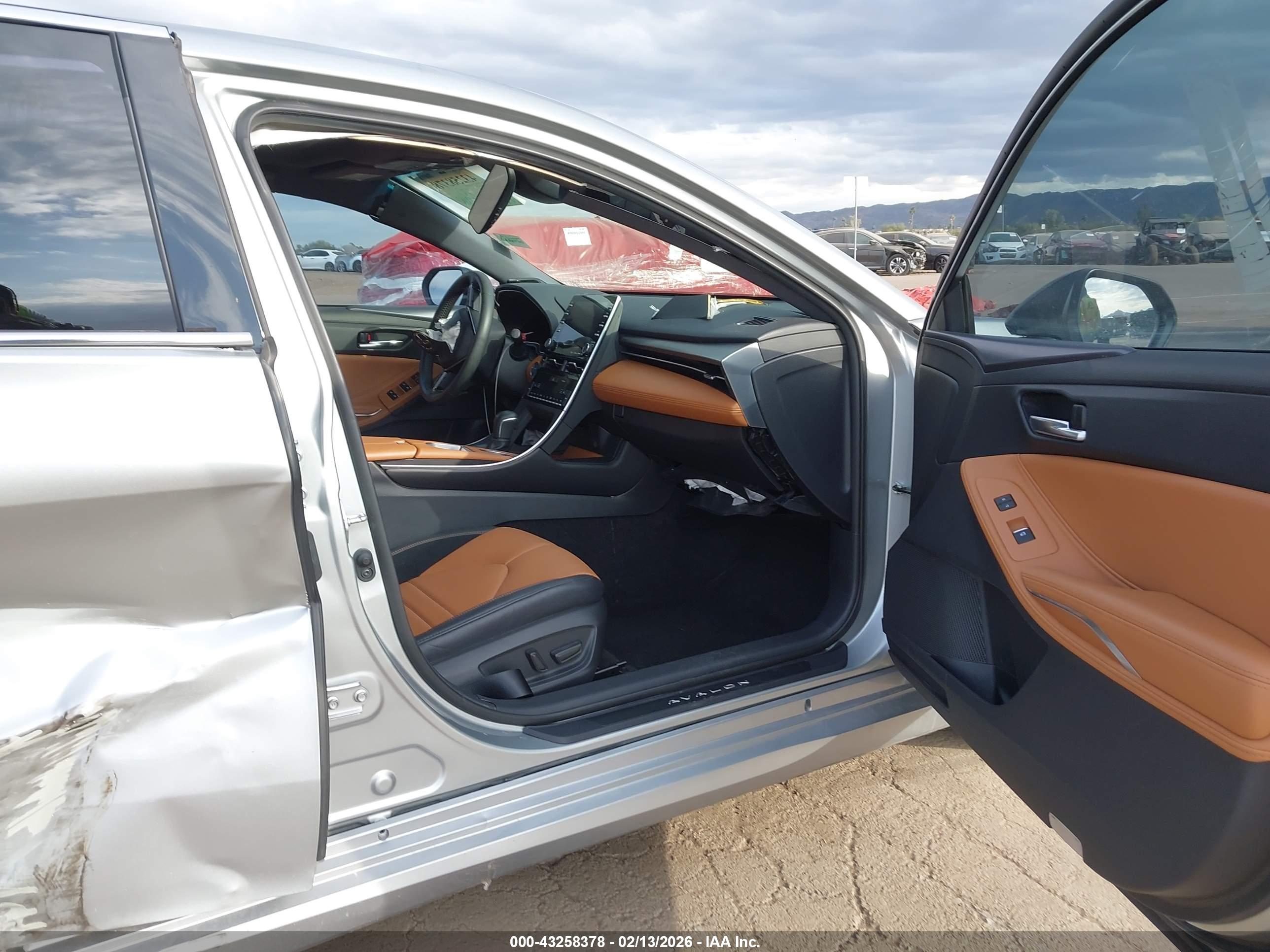 TOYOTA AVALON image 5