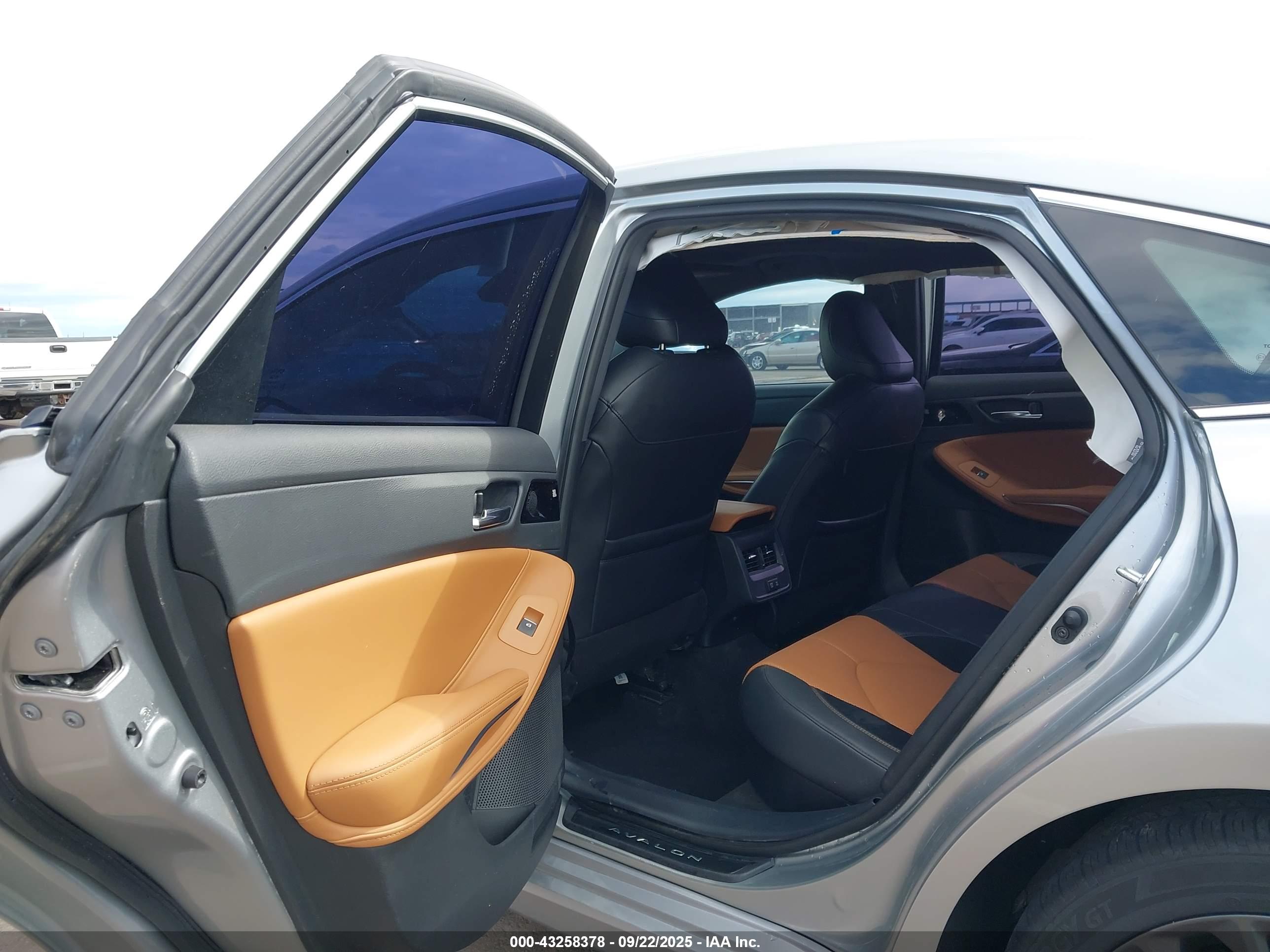 TOYOTA AVALON image 8