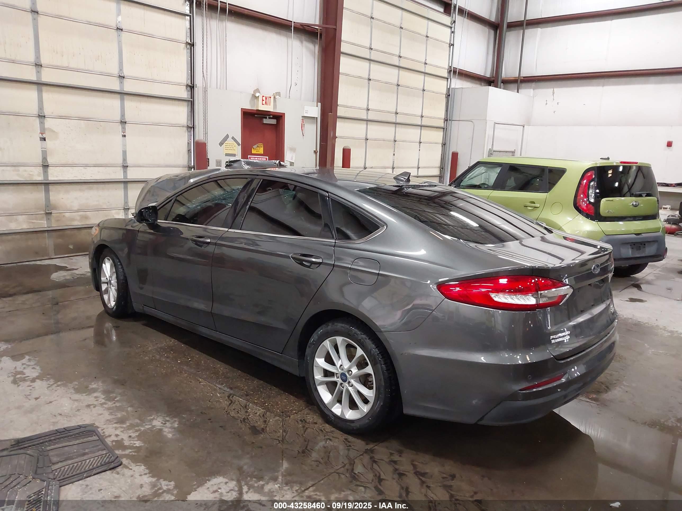 FORD FUSION image 3