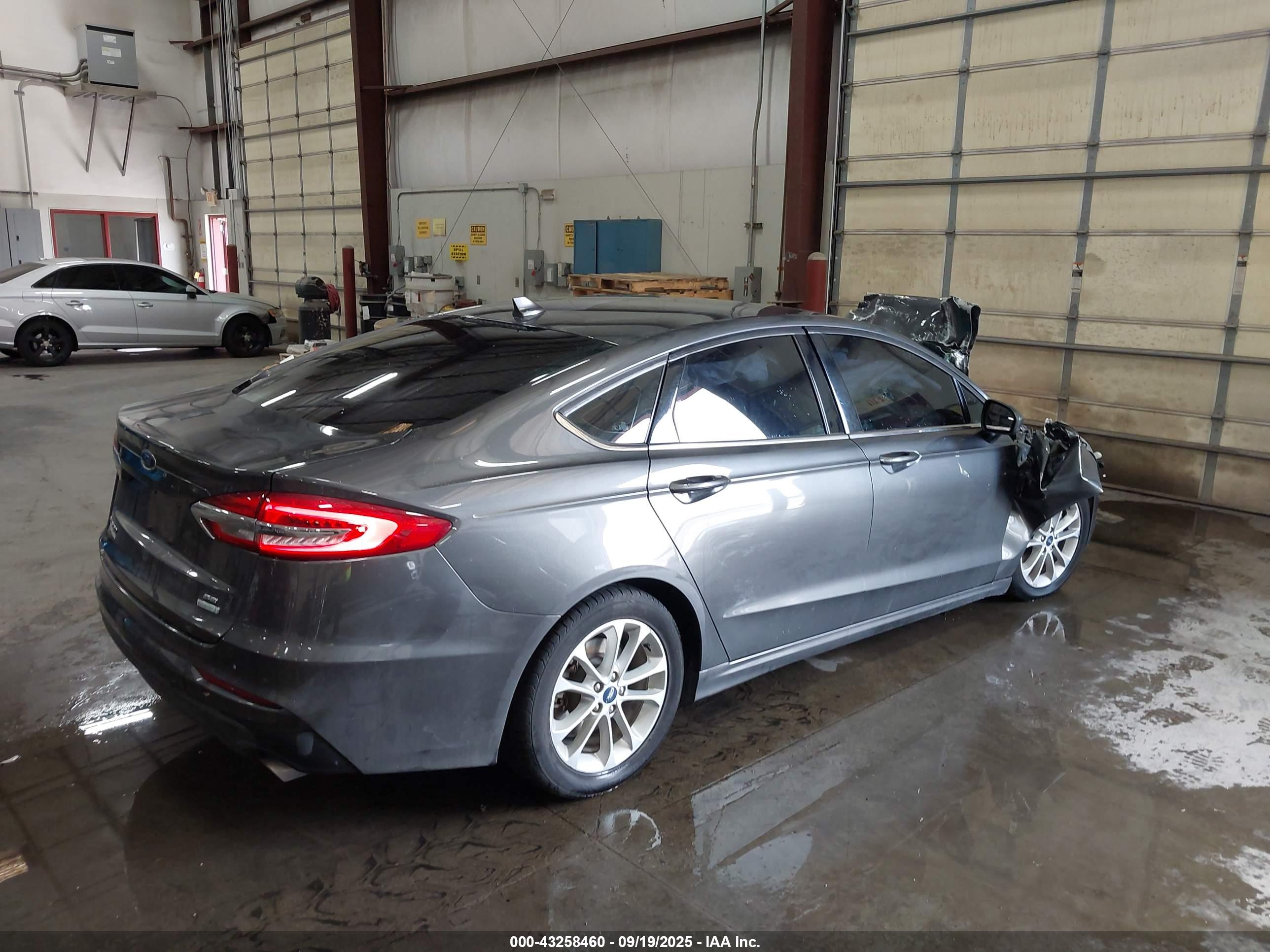 FORD FUSION image 4