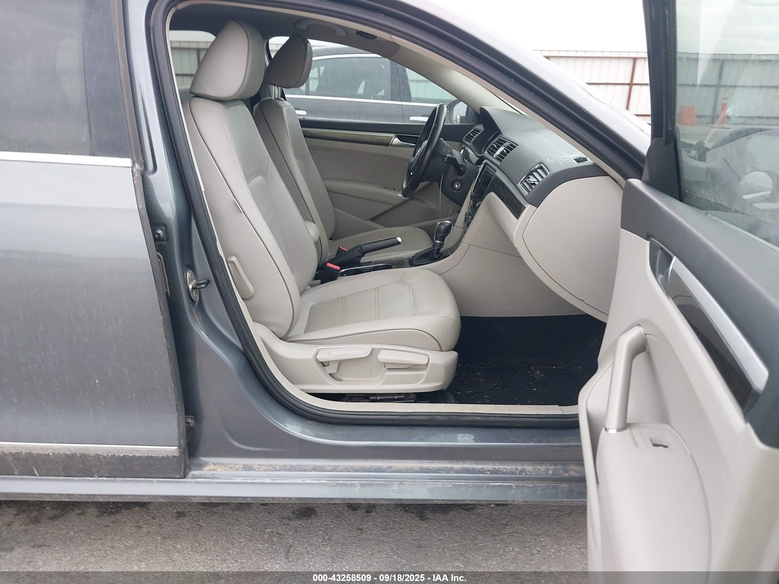 VOLKSWAGEN PASSAT image 5