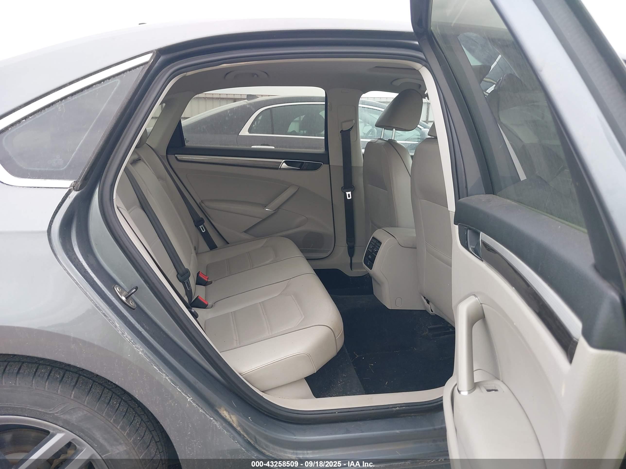 VOLKSWAGEN PASSAT image 8
