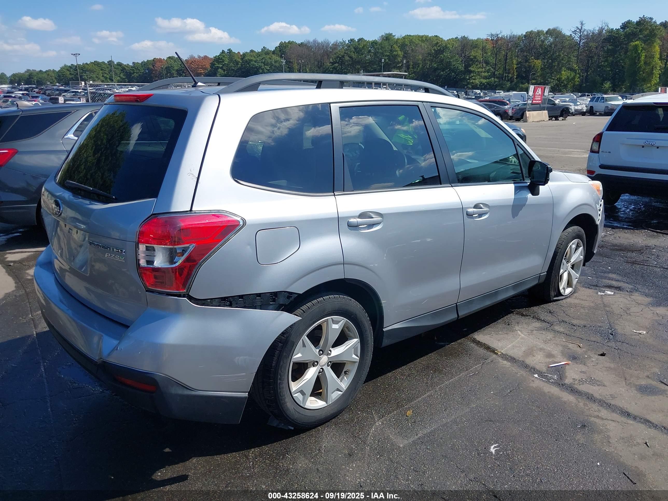 SUBARU FORESTER image 4