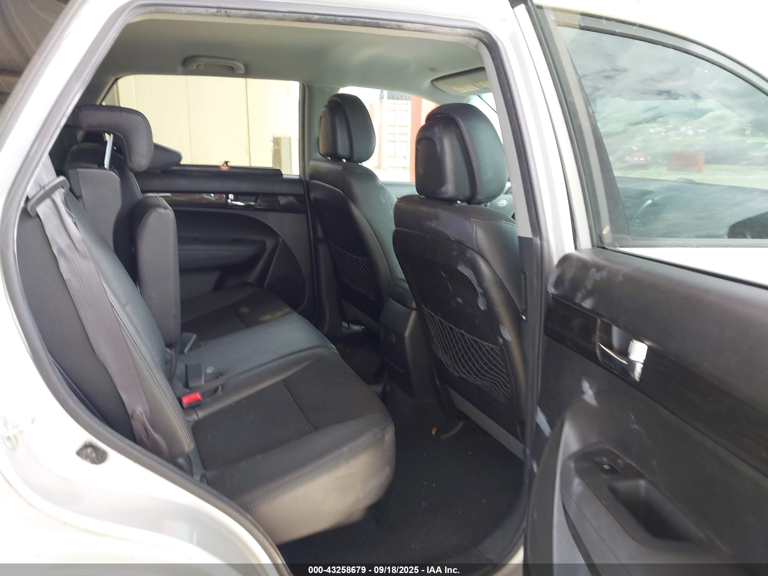 KIA SORENTO image 8