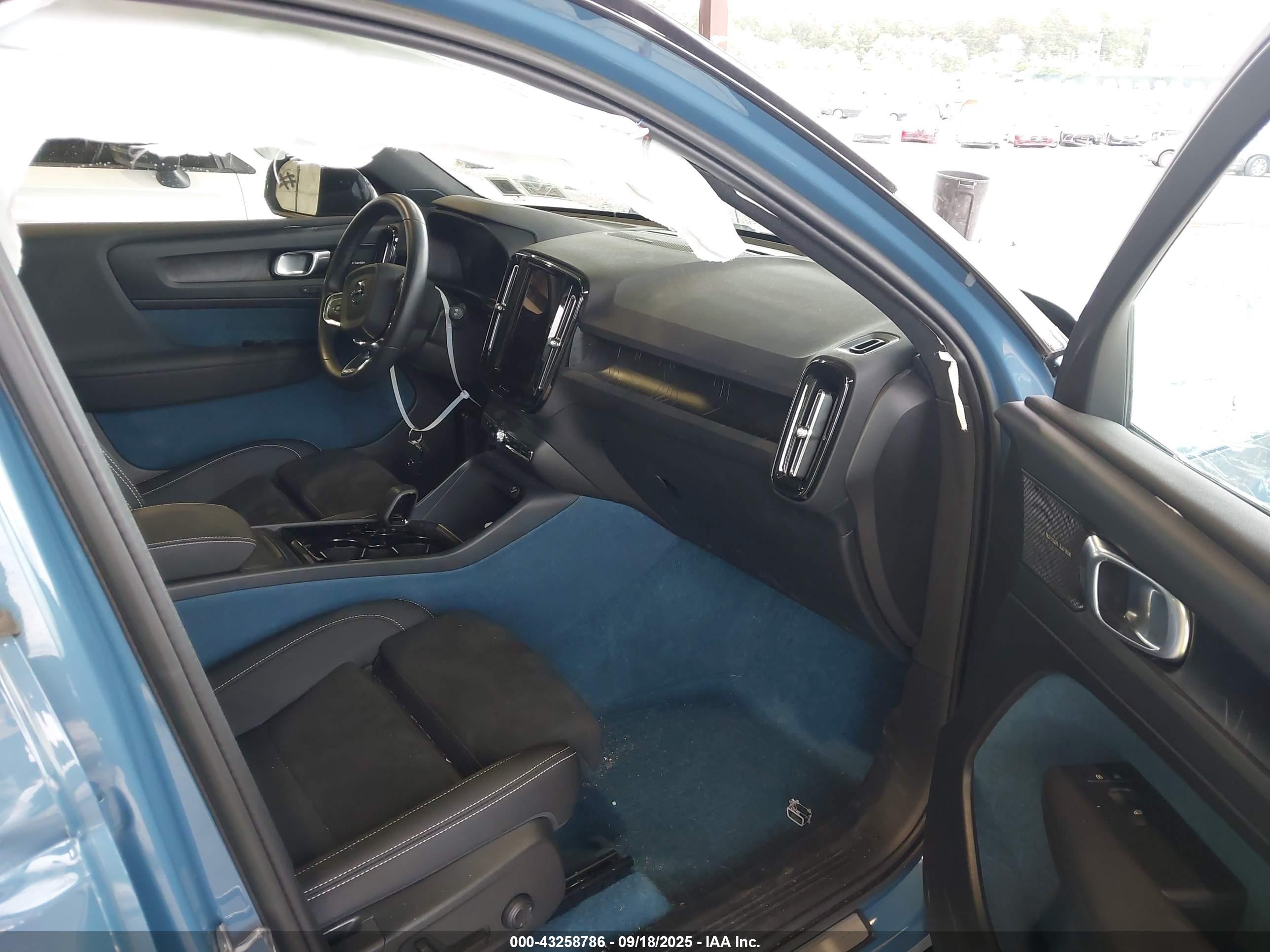 VOLVO XC40 image 5