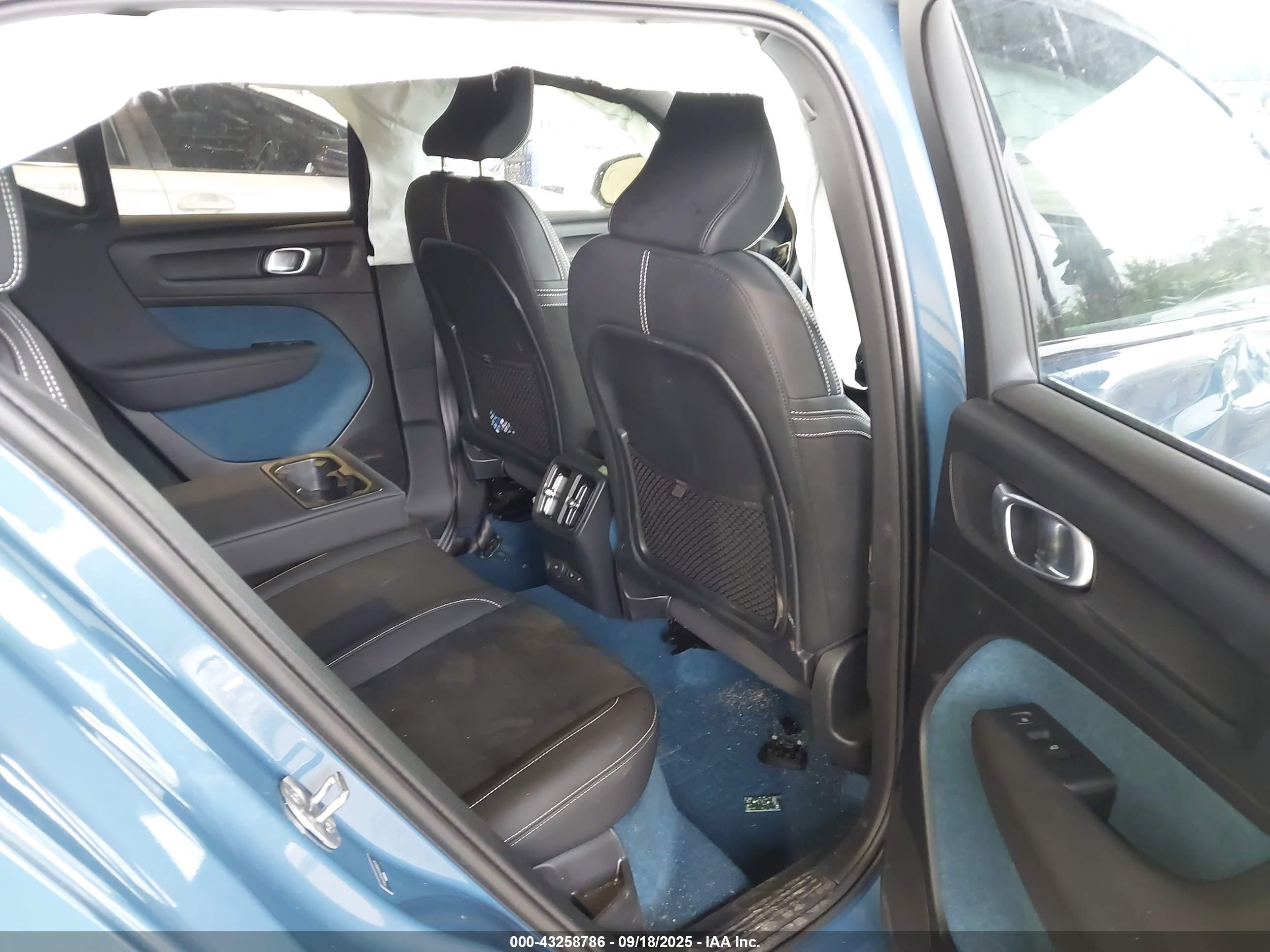 VOLVO XC40 image 8