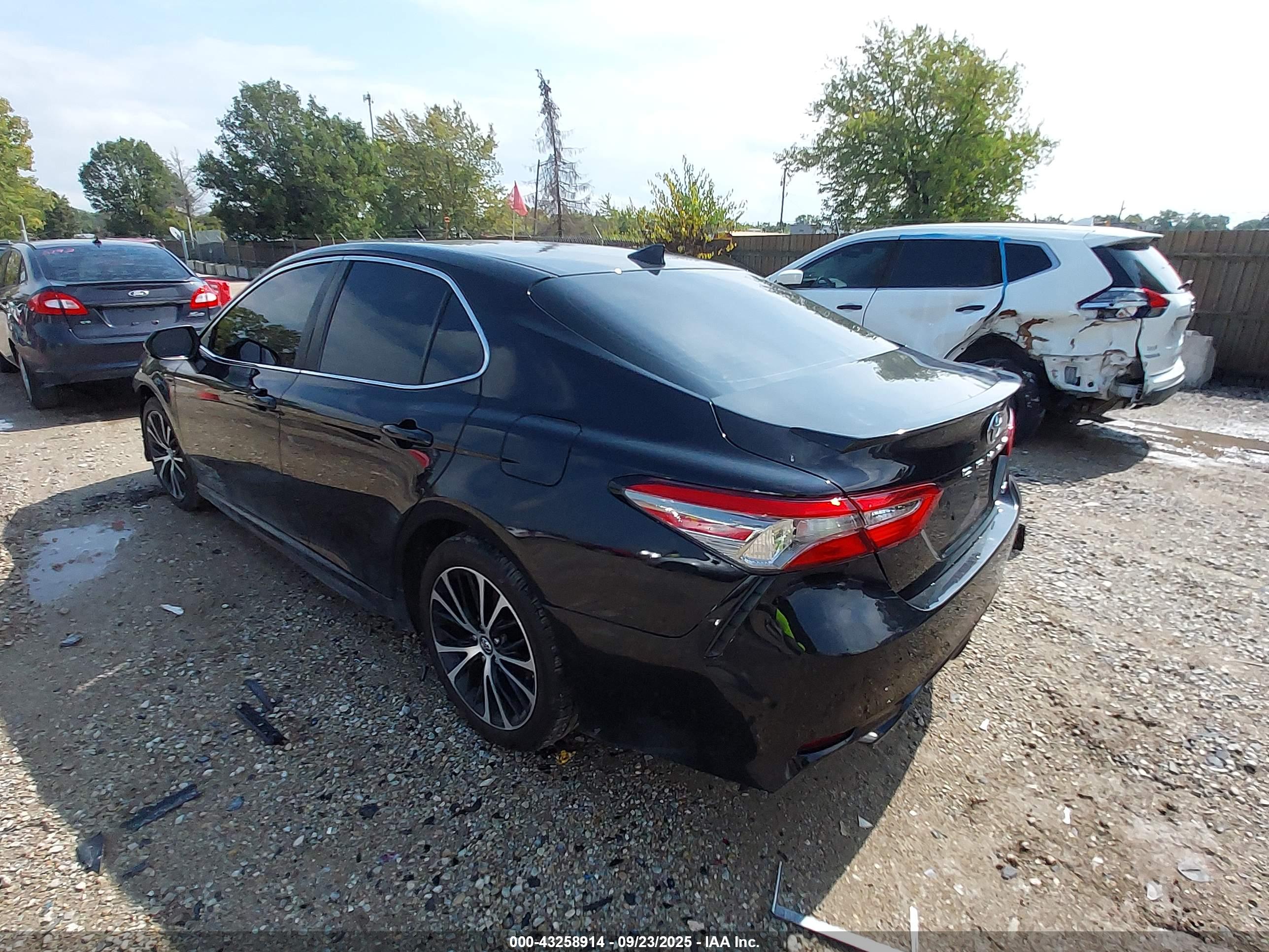 TOYOTA CAMRY image 3