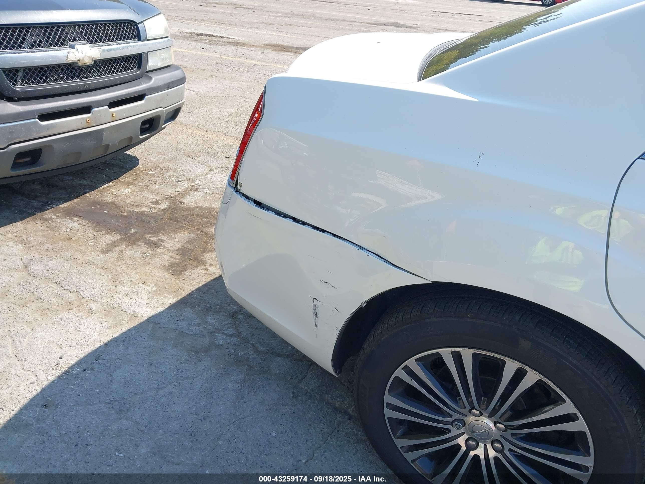 CHRYSLER 300 image 6
