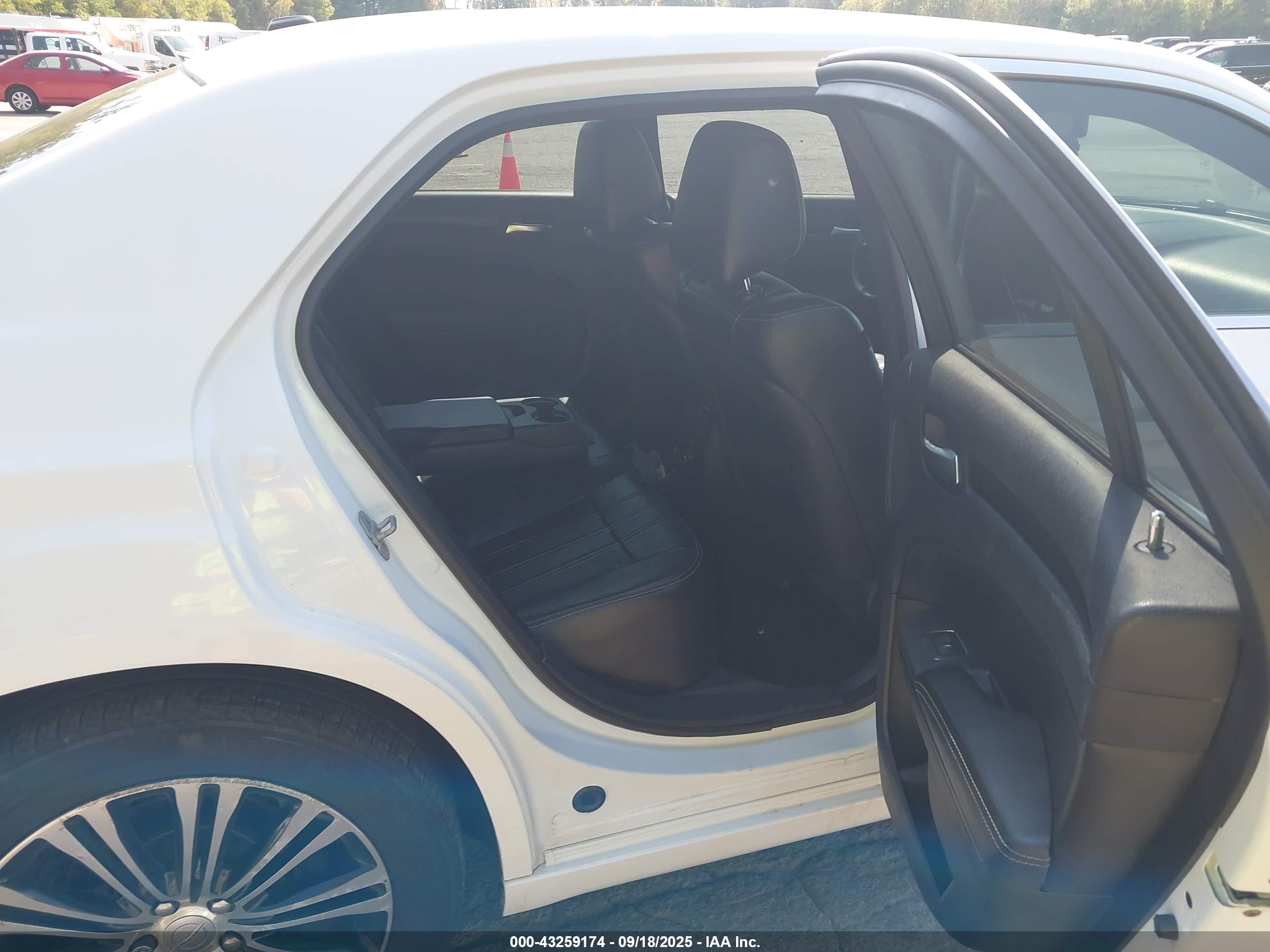 CHRYSLER 300 image 8