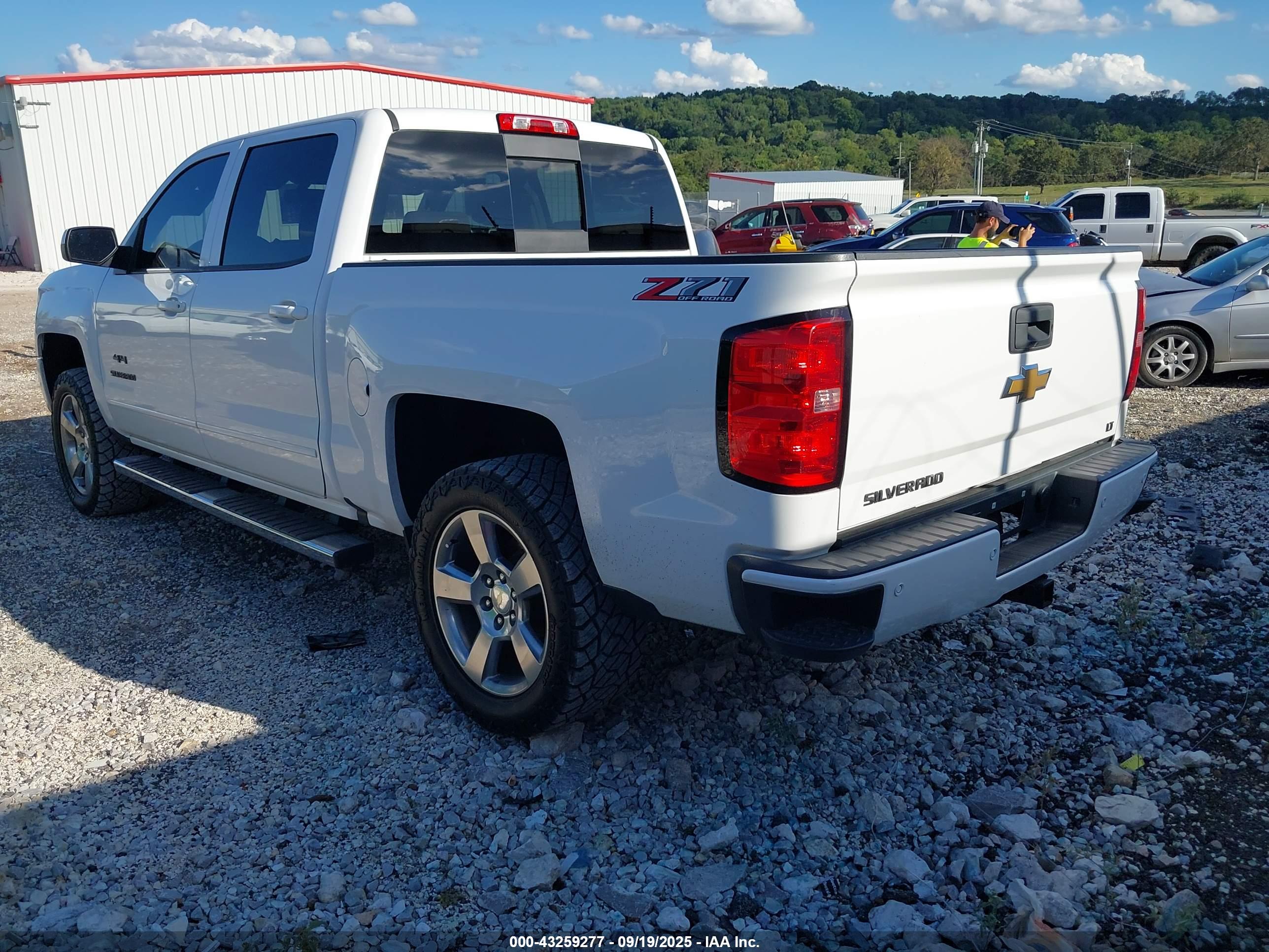 CHEVROLET SILVERADO image 3