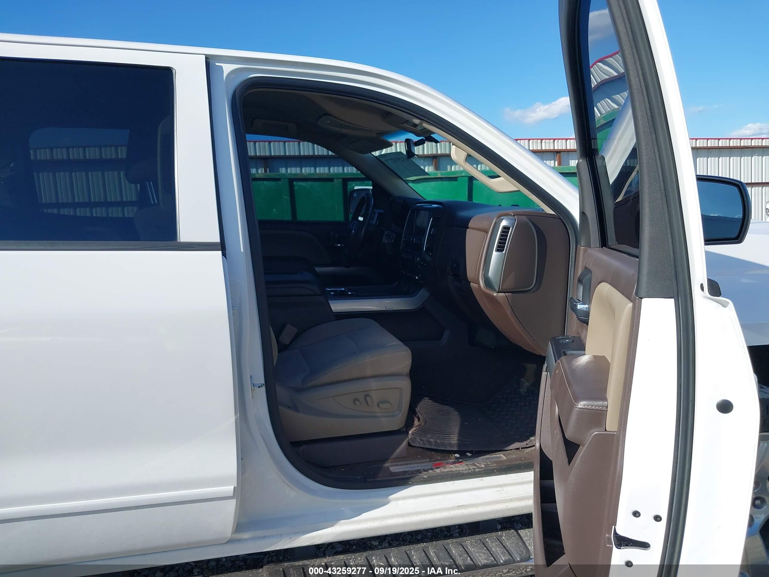 CHEVROLET SILVERADO image 5