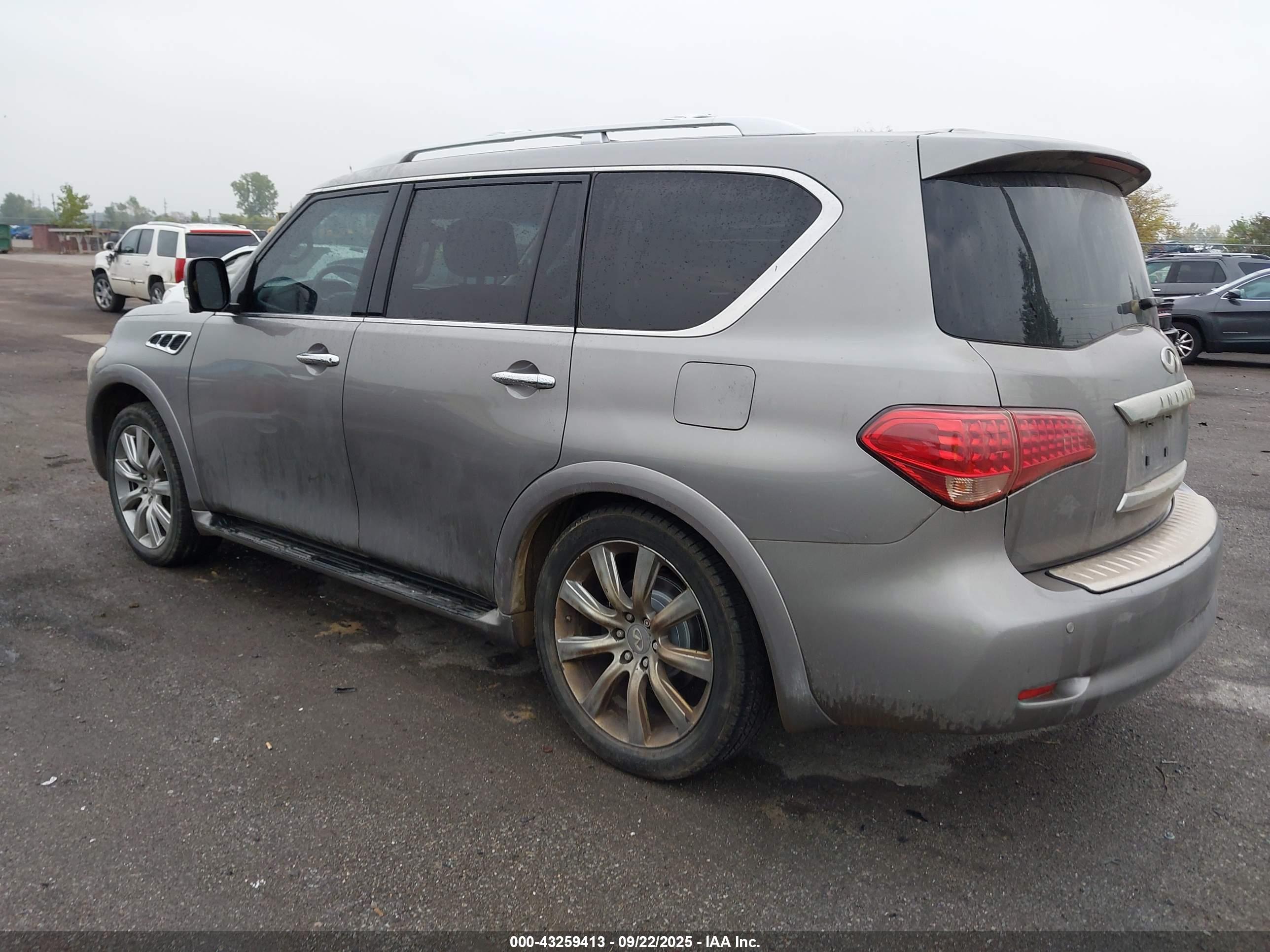 INFINITI QX56 image 3