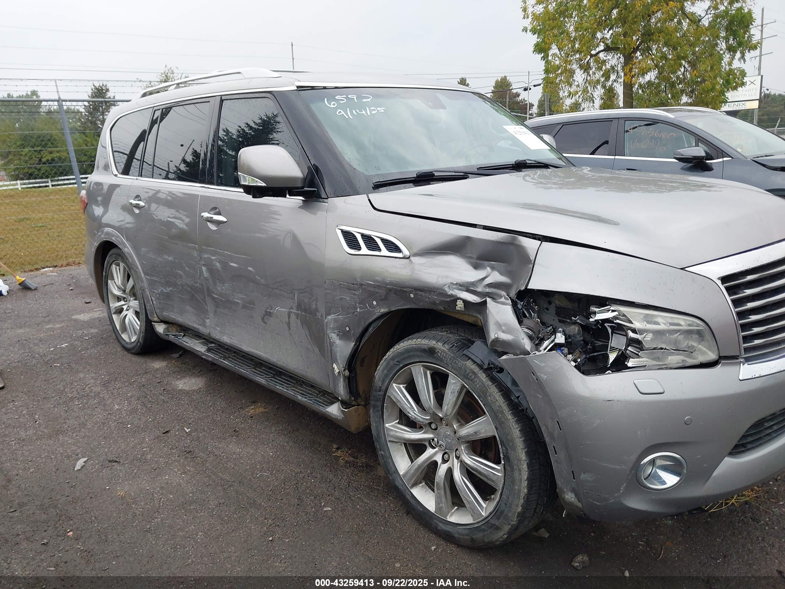 INFINITI QX56 image 6