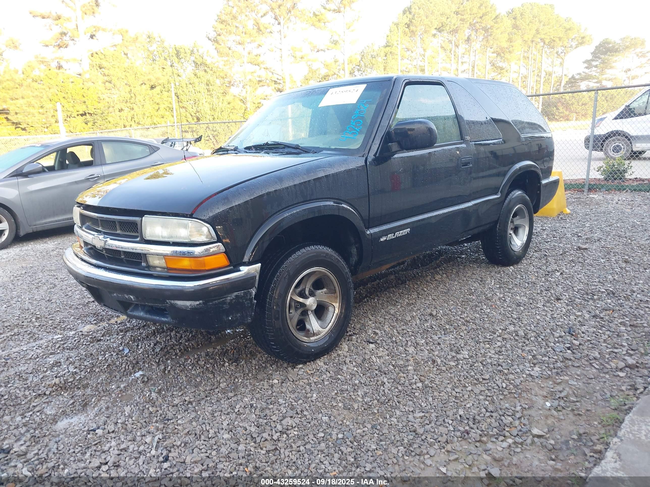 CHEVROLET BLAZER image 2