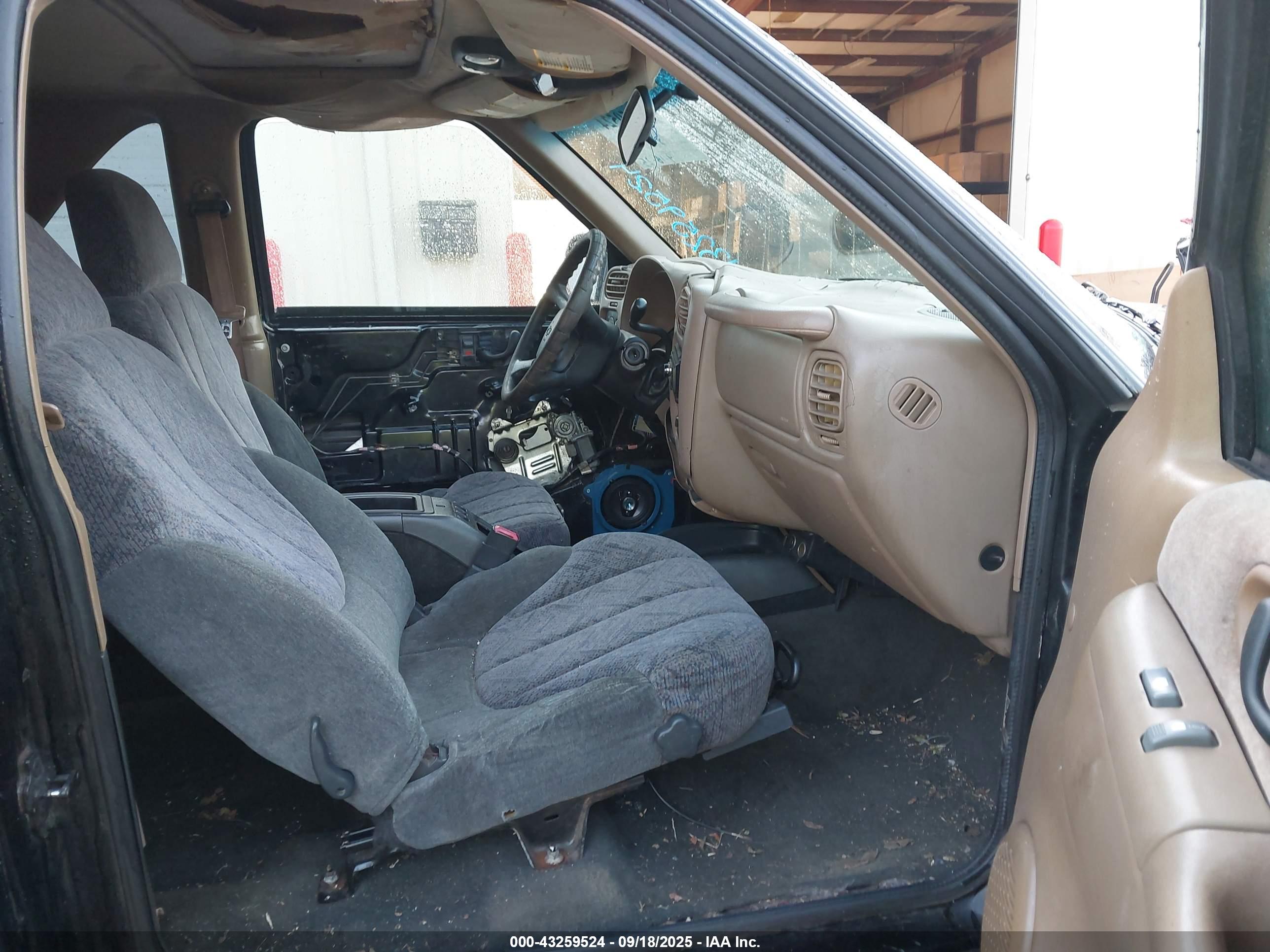 CHEVROLET BLAZER image 5