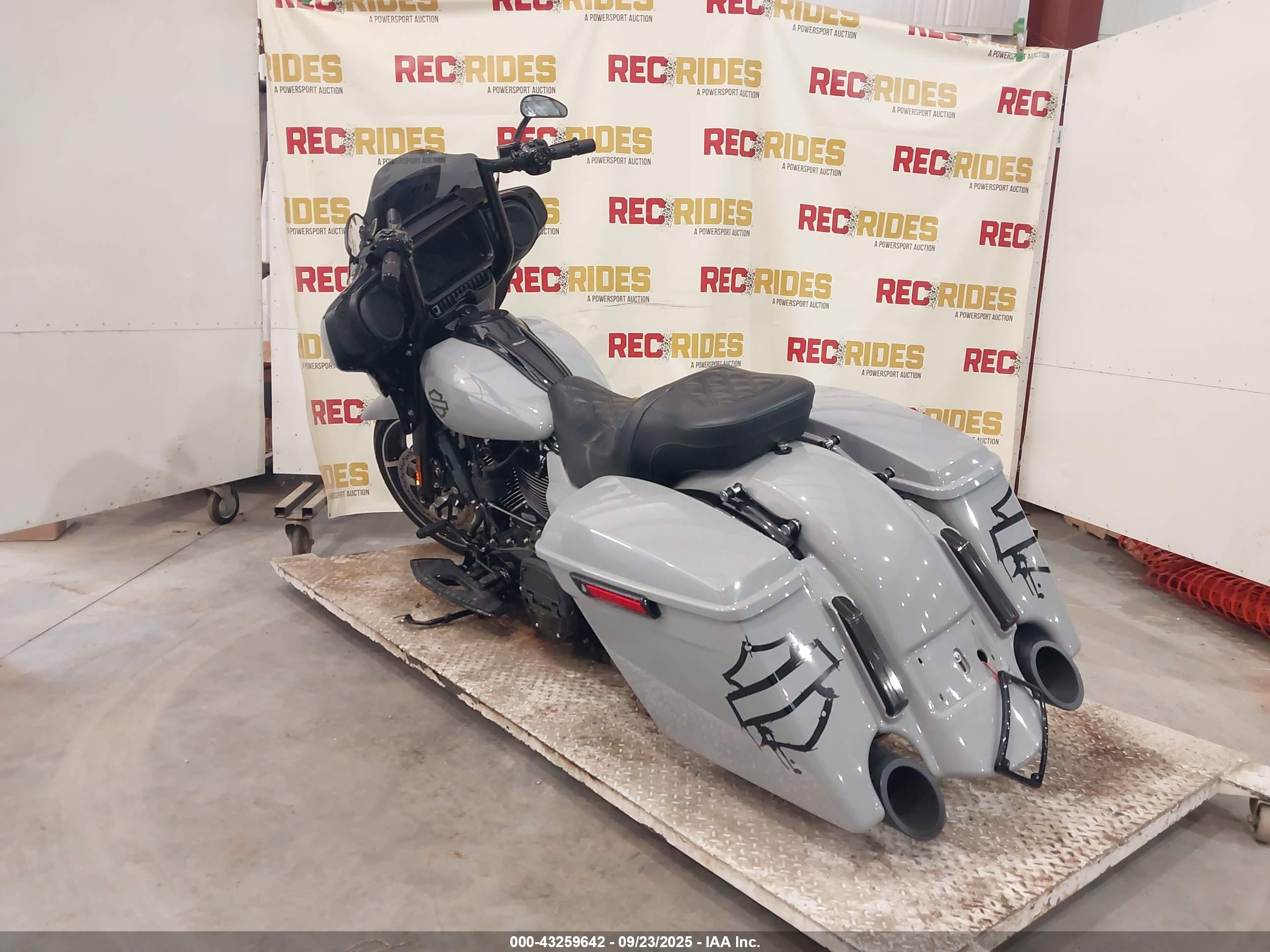 HARLEY-DAVIDSON FLHX image 3