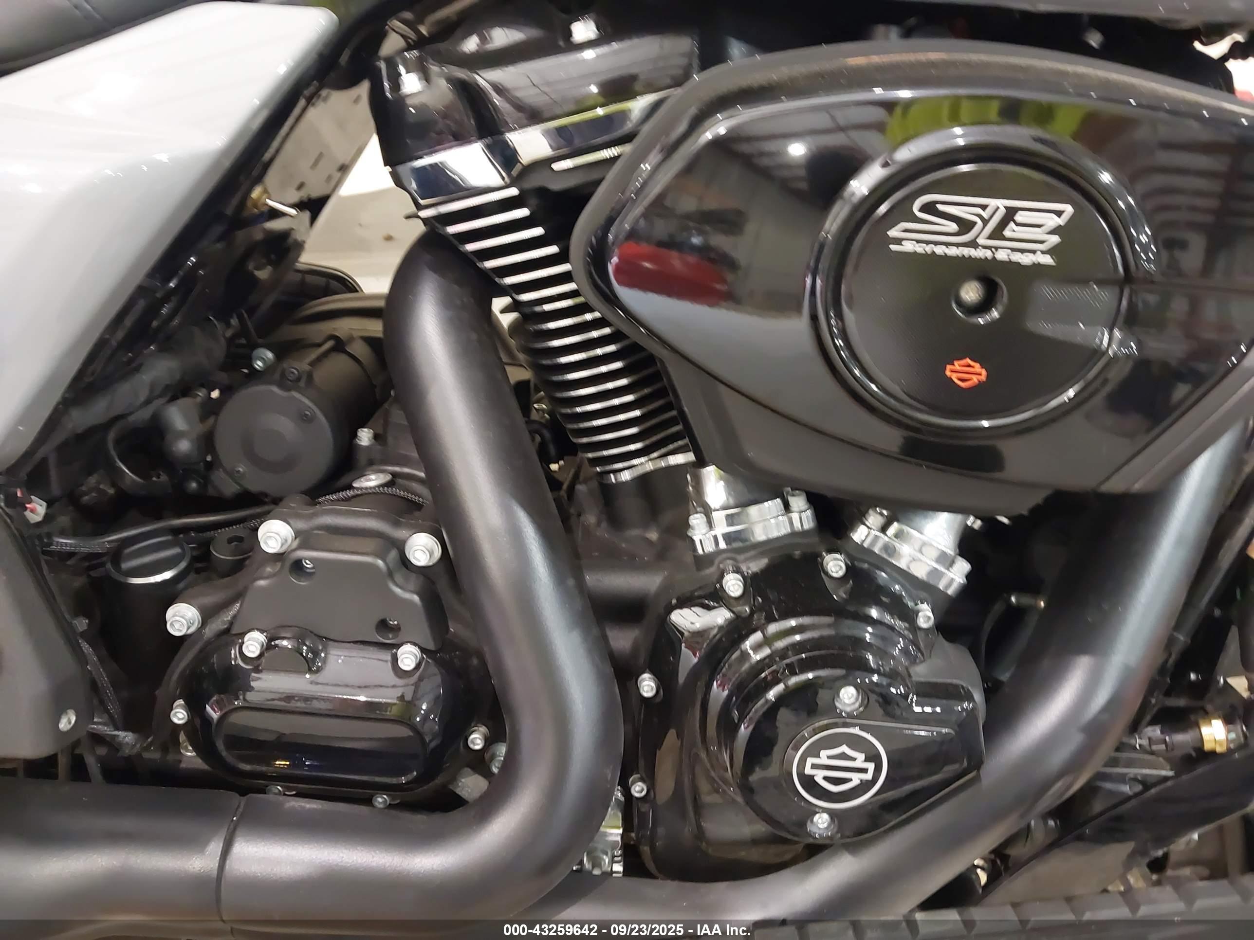 HARLEY-DAVIDSON FLHX image 8