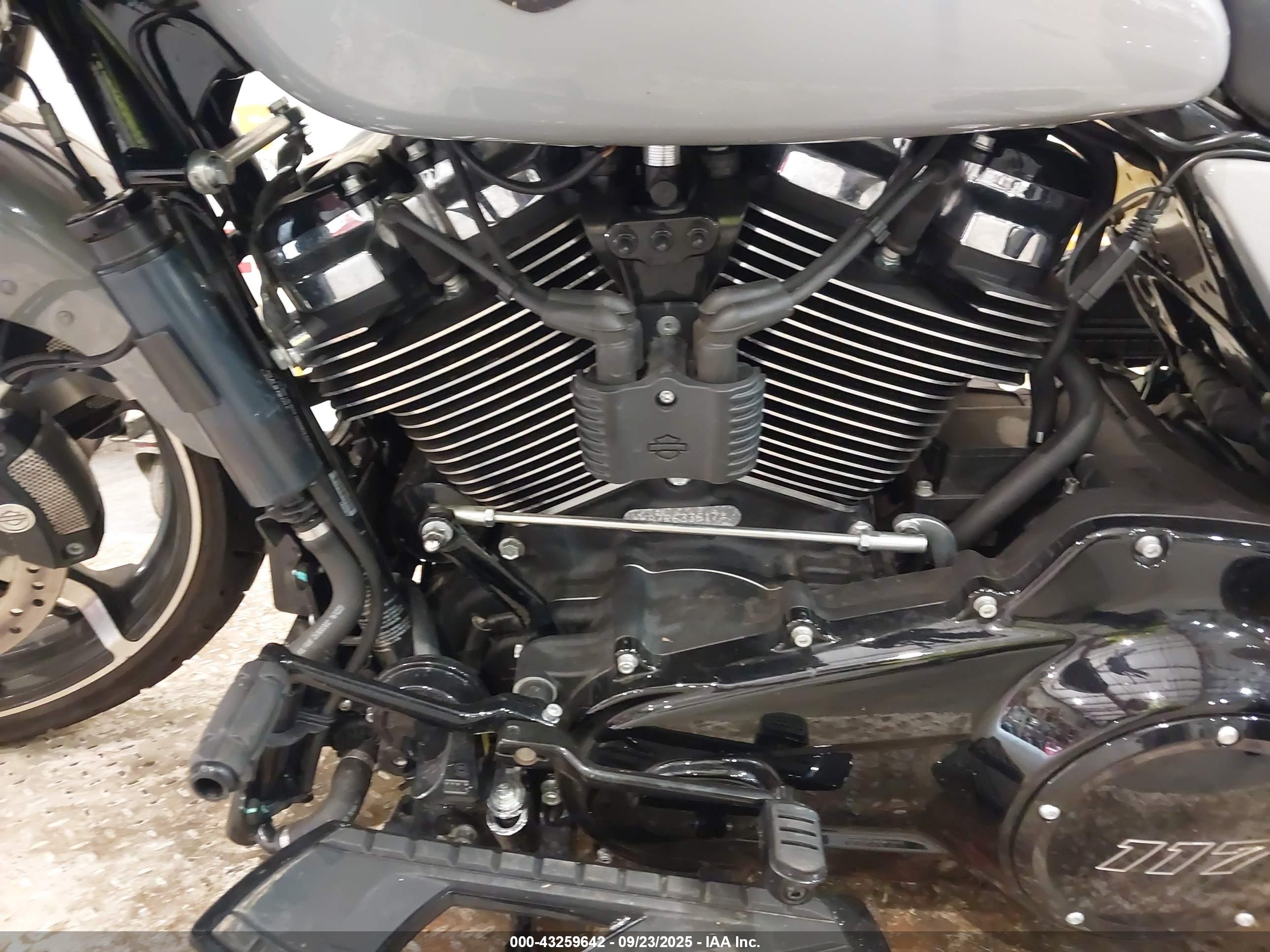 HARLEY-DAVIDSON FLHX image 9