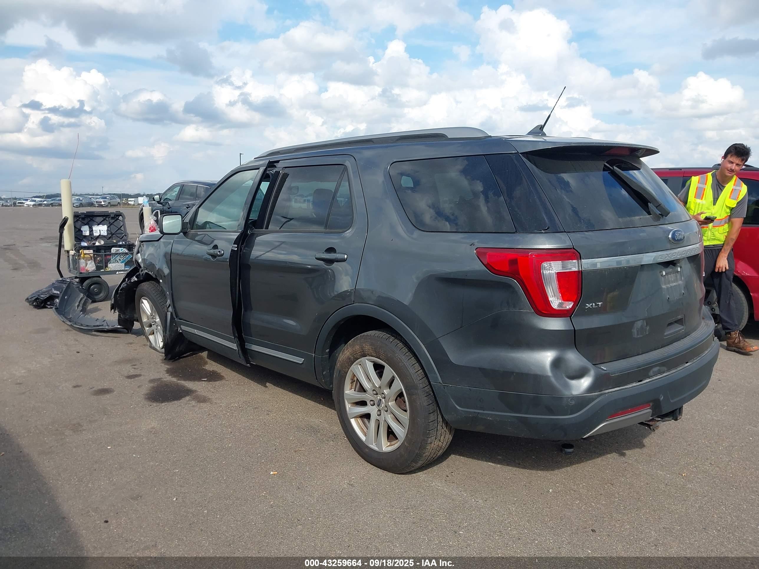 FORD EXPLORER image 3