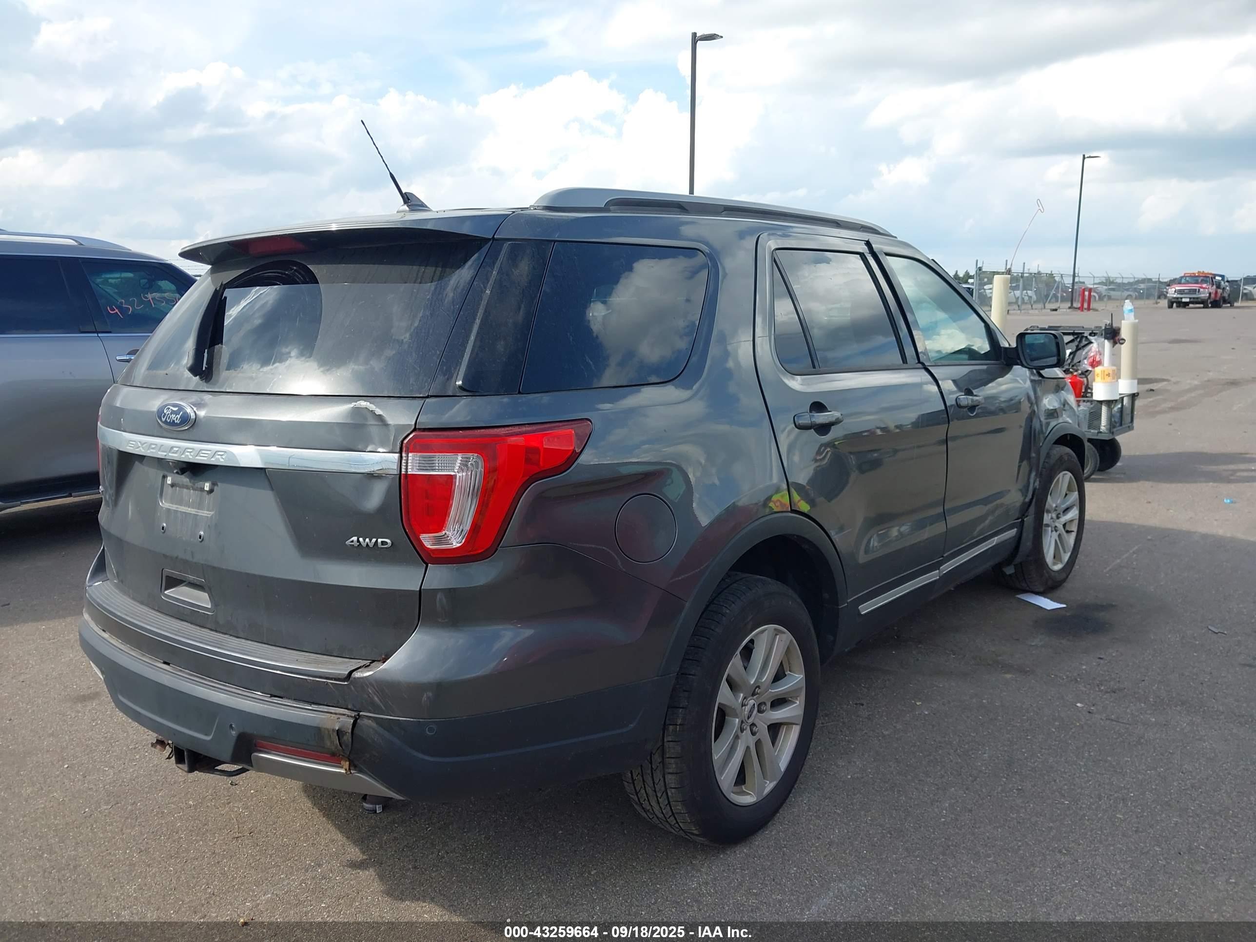 FORD EXPLORER image 4