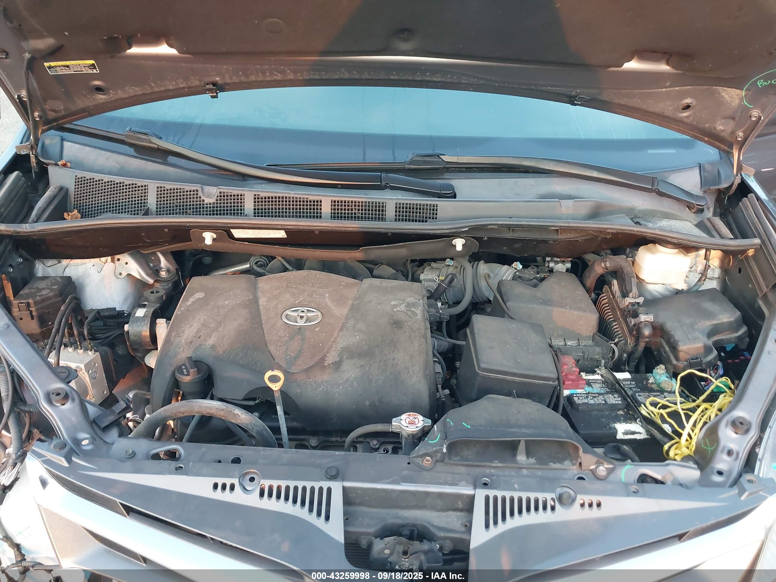 TOYOTA SIENNA image 10