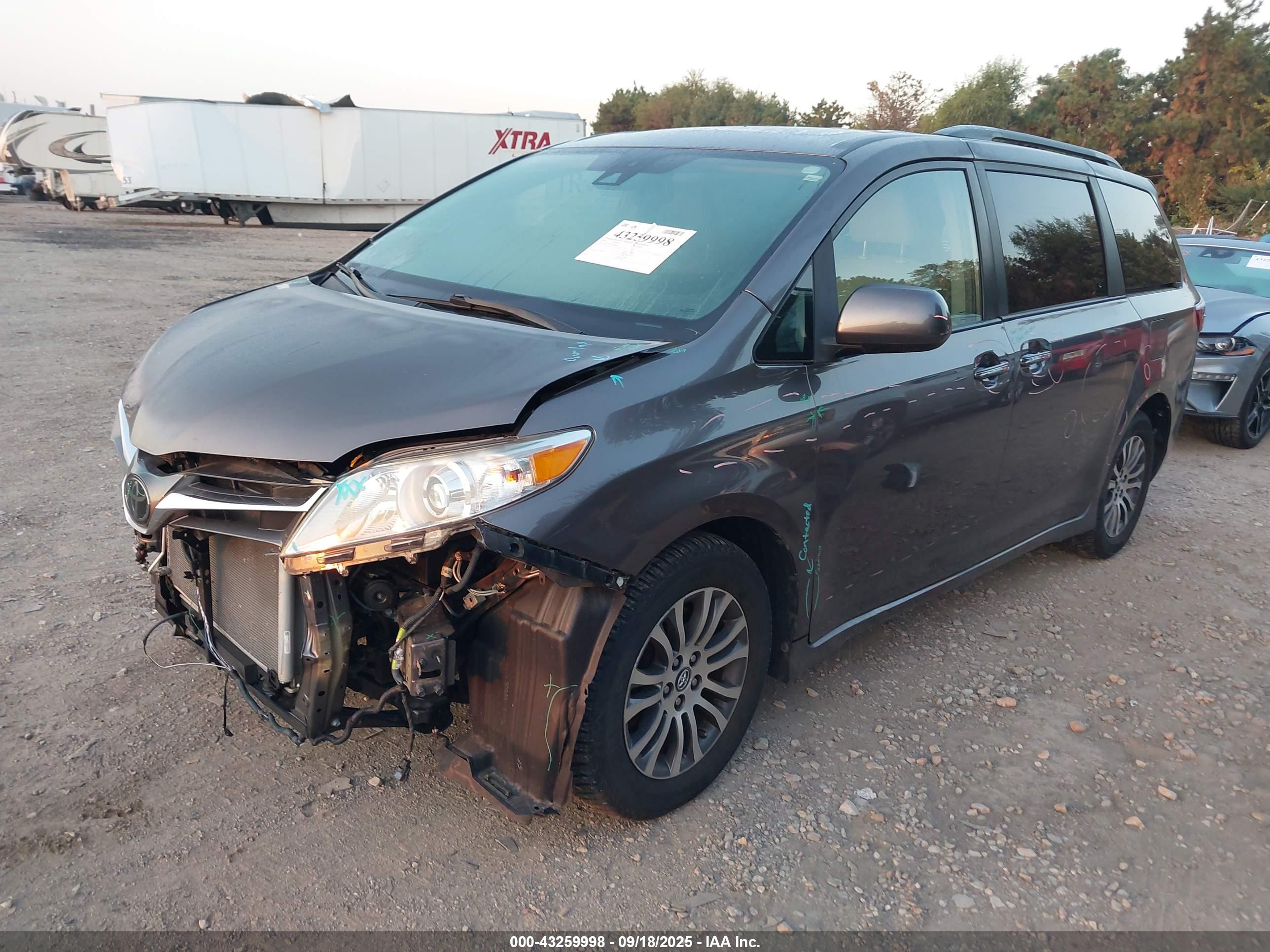 TOYOTA SIENNA image 2