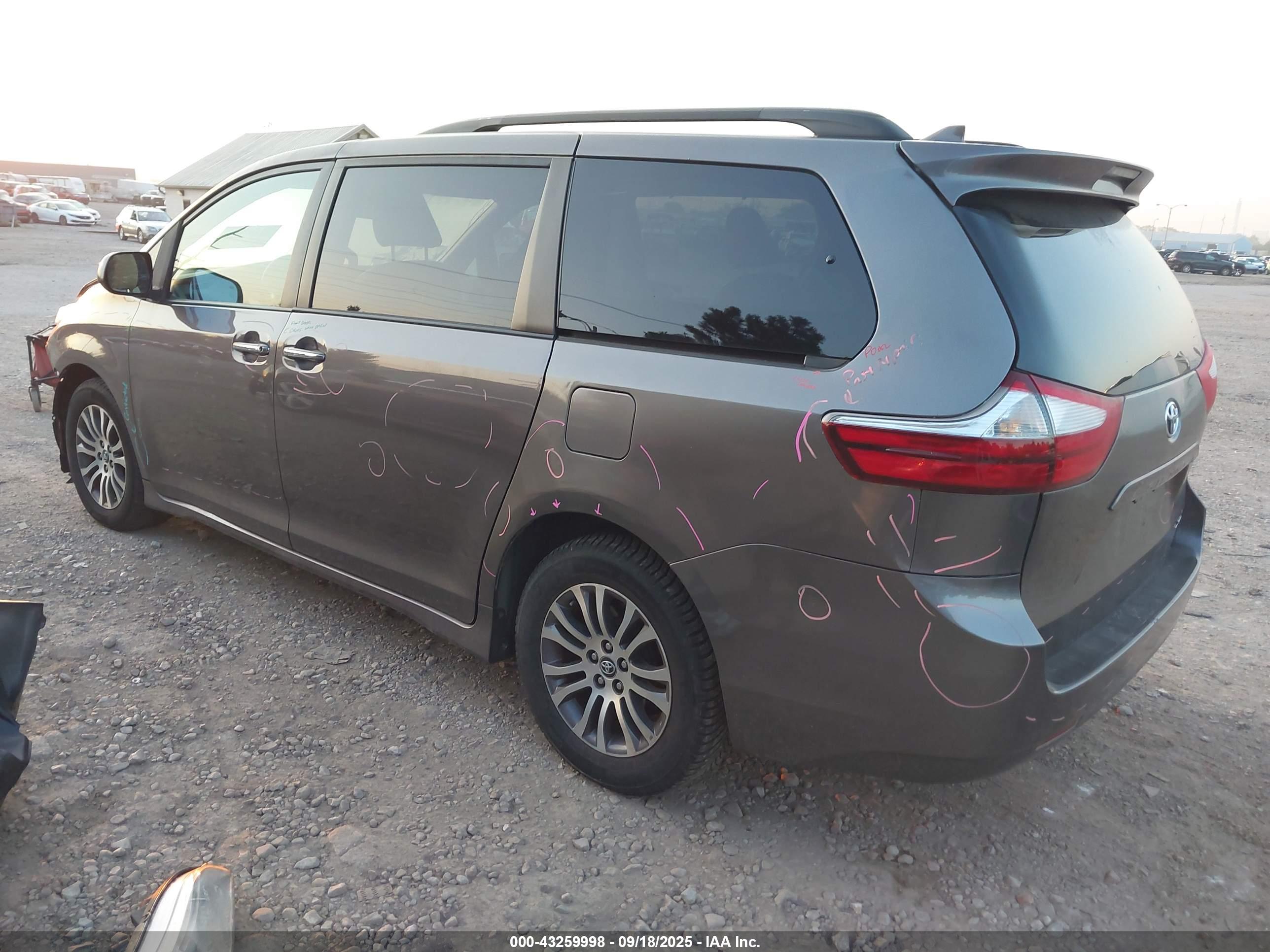 TOYOTA SIENNA image 3