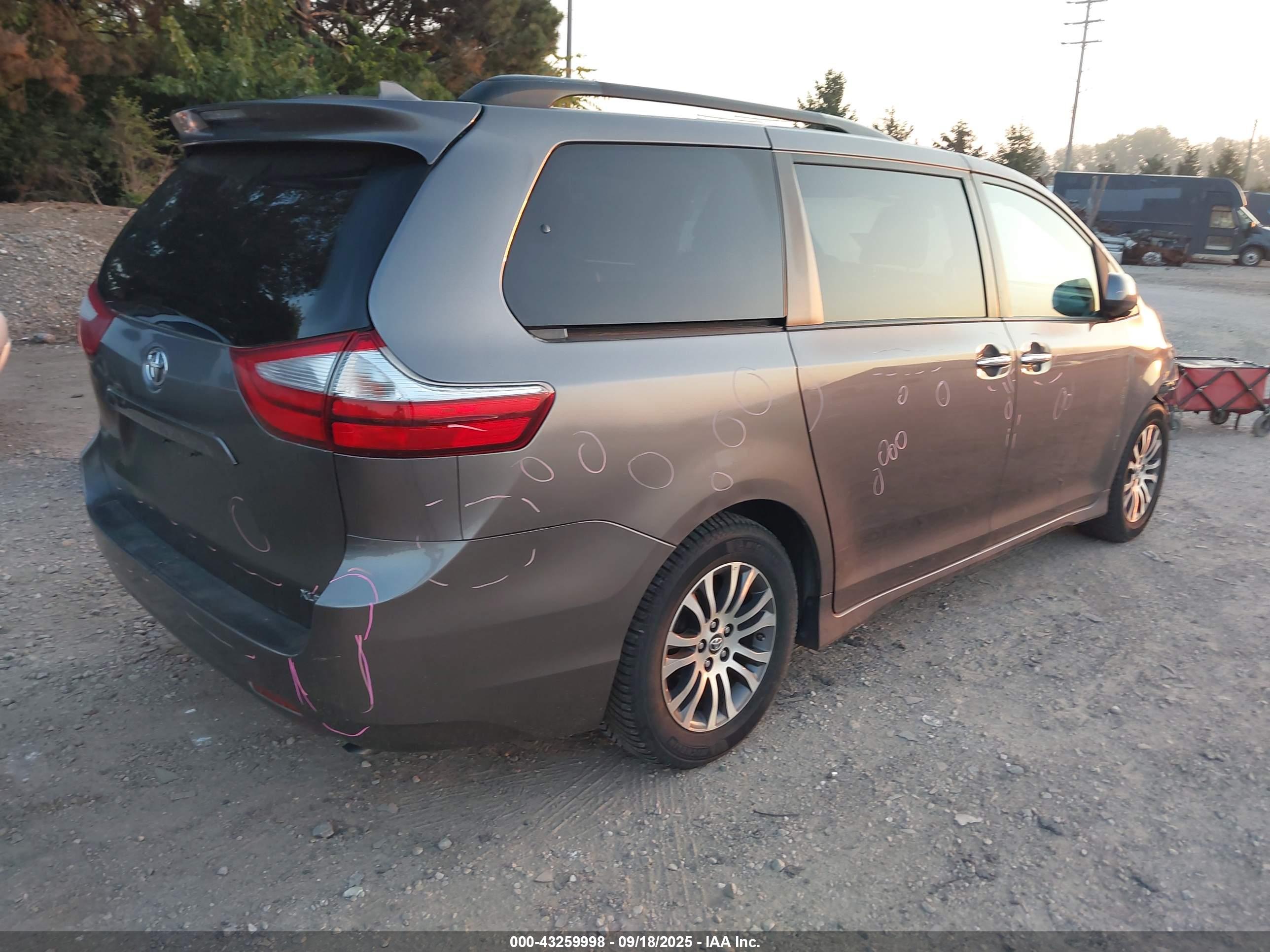TOYOTA SIENNA image 4