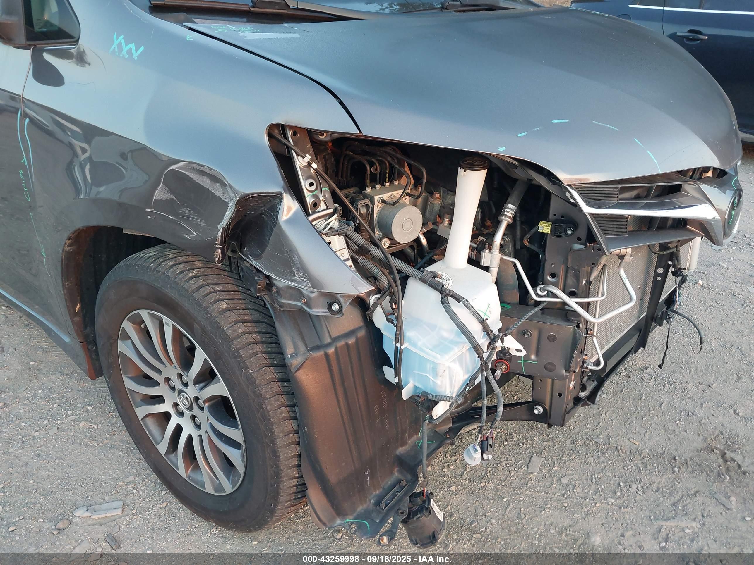 TOYOTA SIENNA image 6