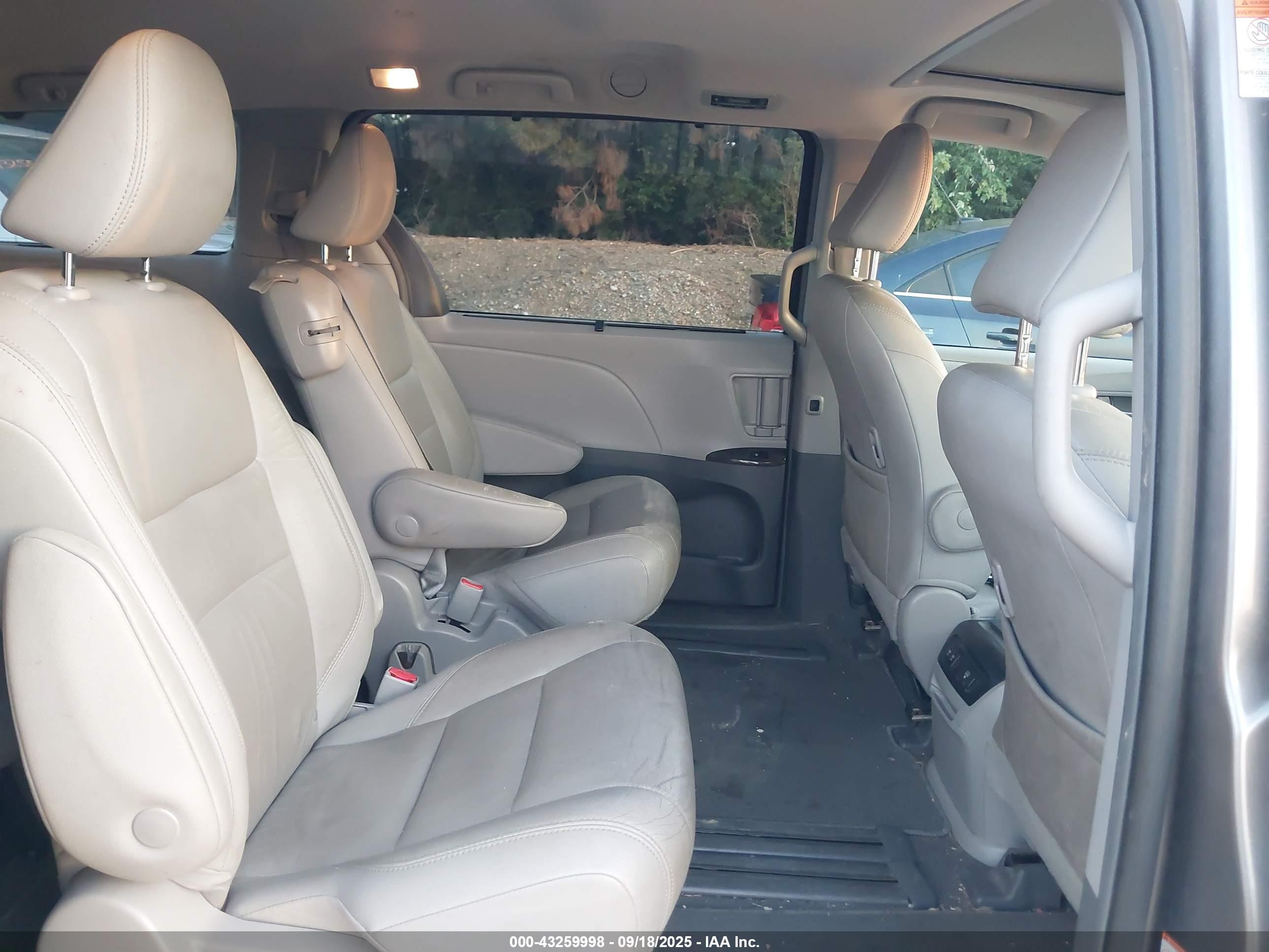 TOYOTA SIENNA image 8