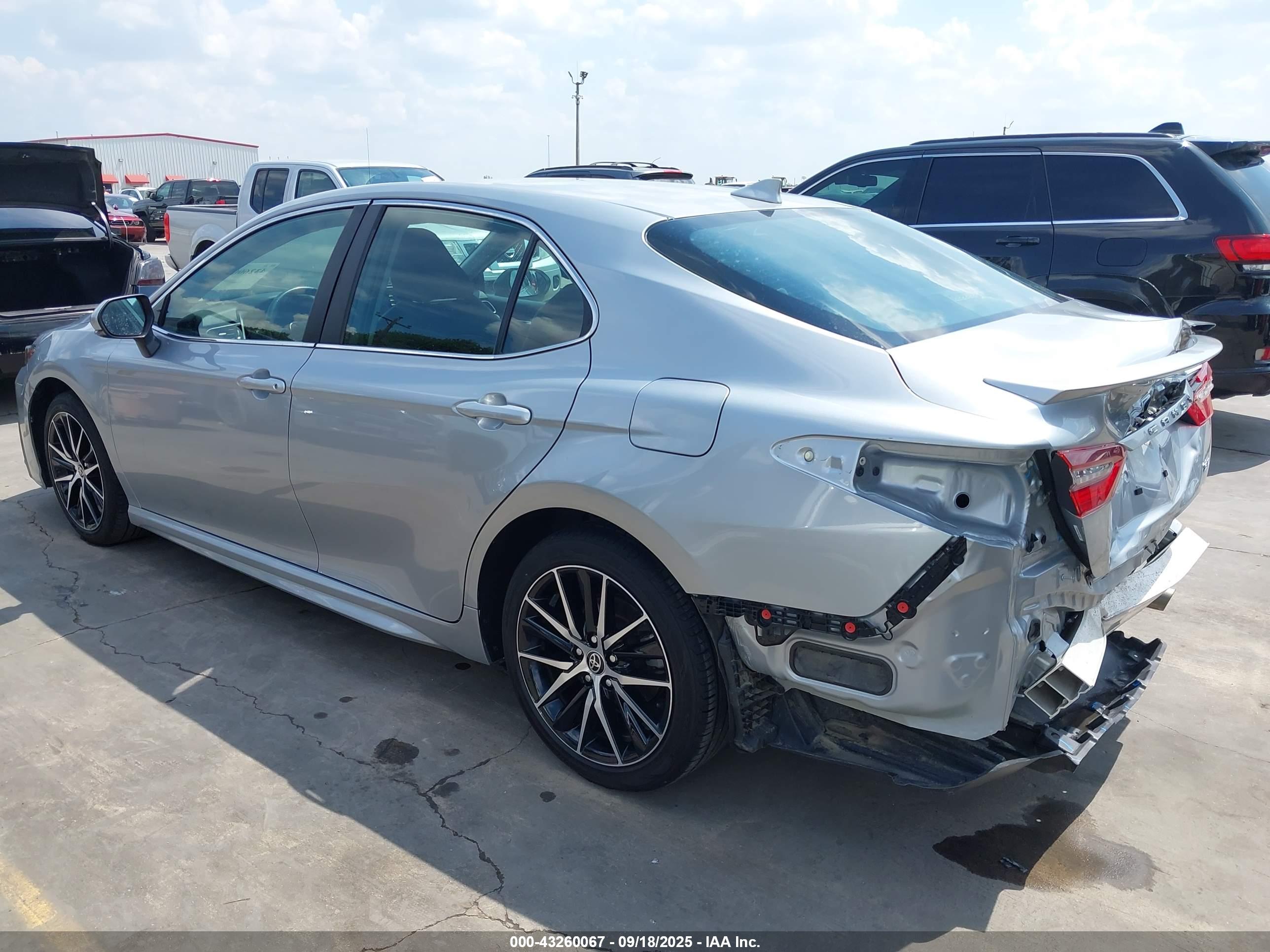 TOYOTA CAMRY image 3