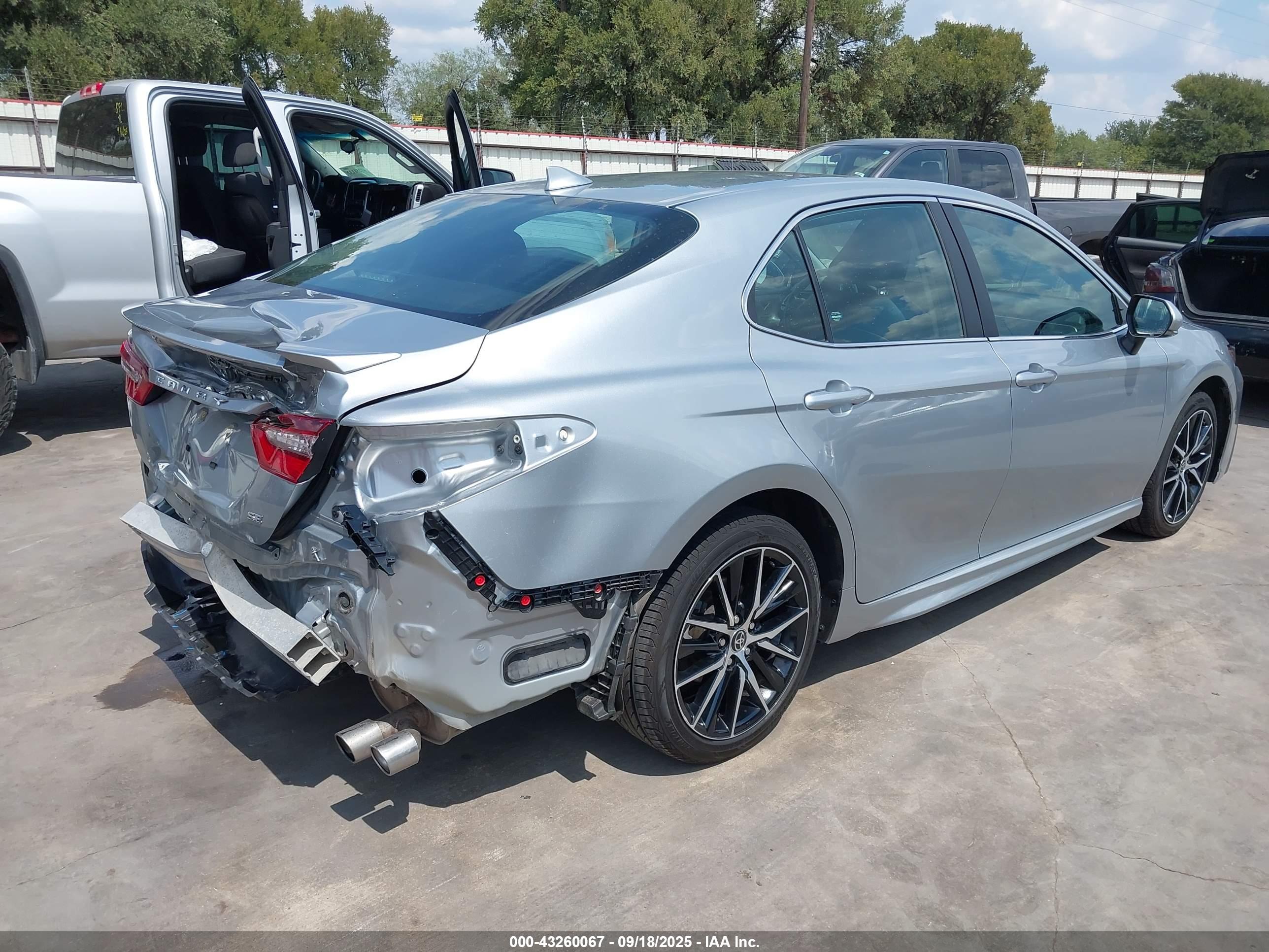 TOYOTA CAMRY image 4