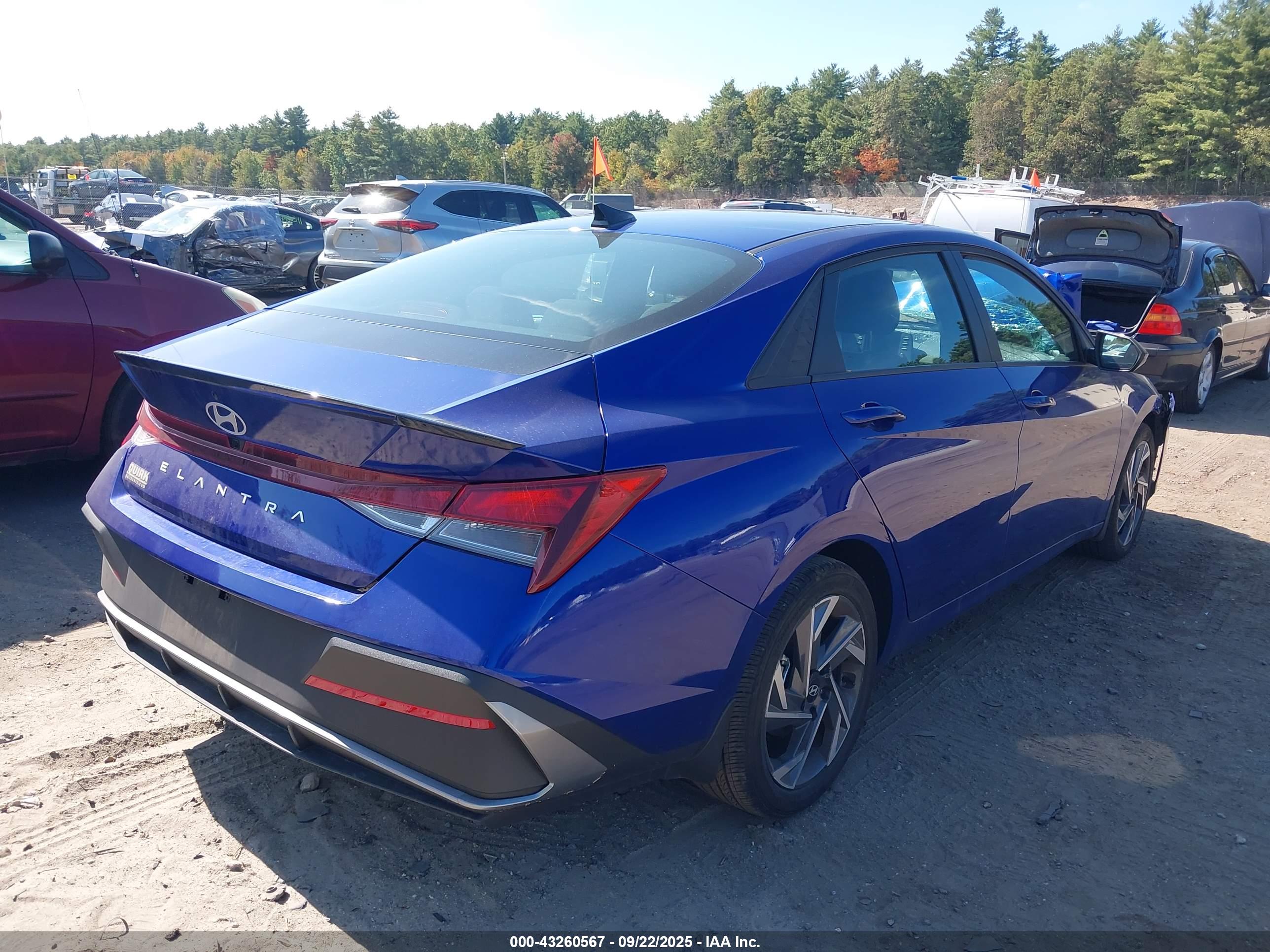 HYUNDAI ELANTRA image 4