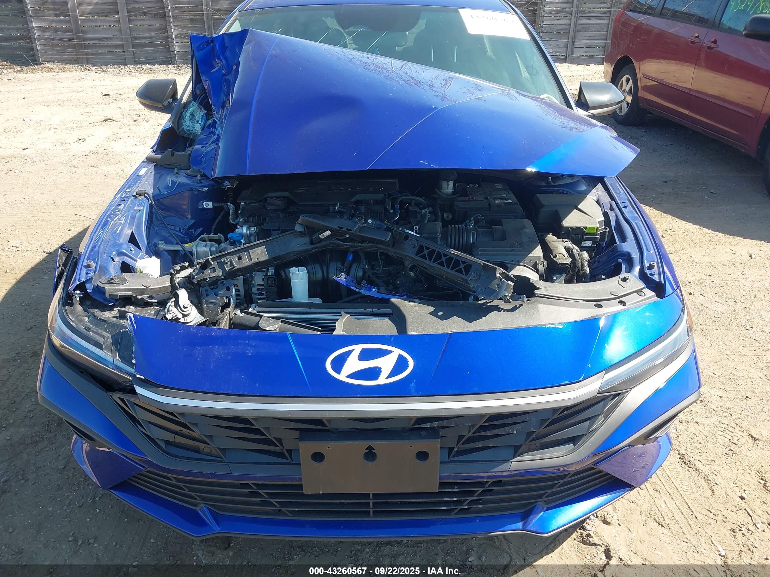 HYUNDAI ELANTRA image 6