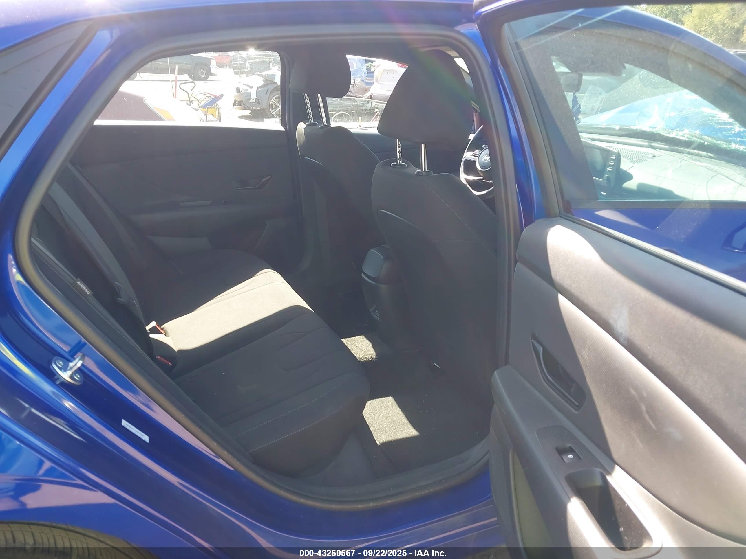 HYUNDAI ELANTRA image 8