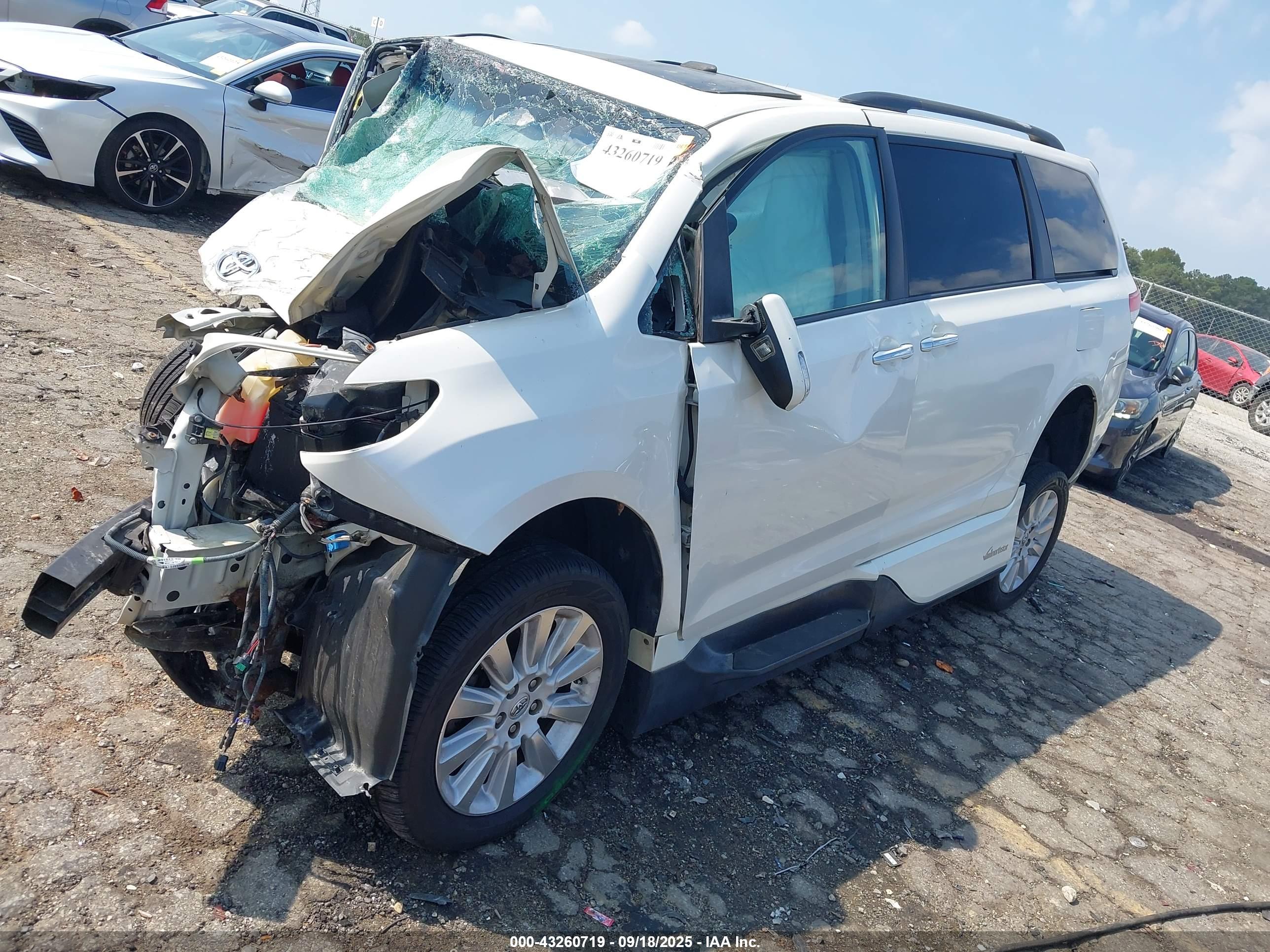 TOYOTA SIENNA image 2