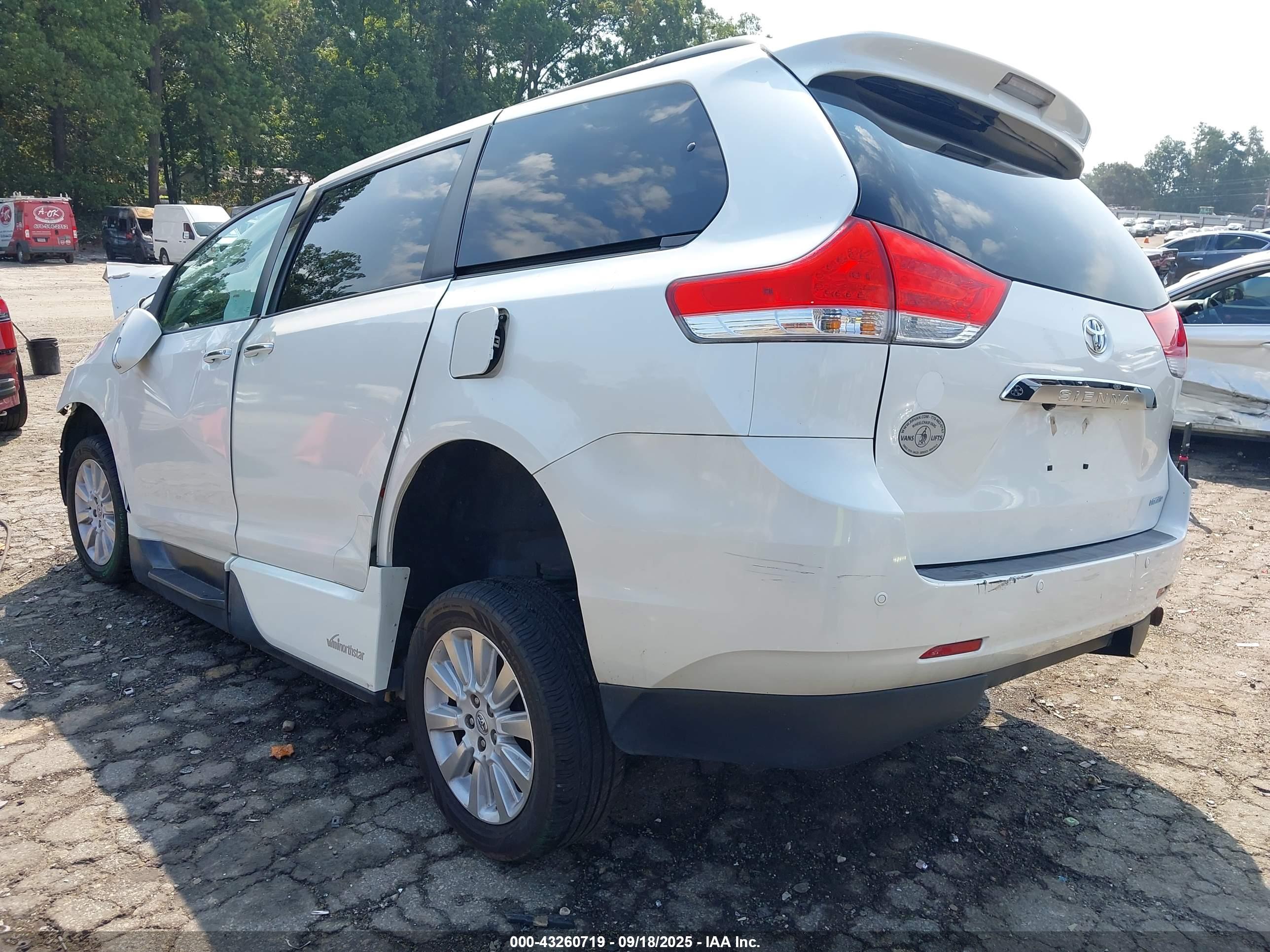 TOYOTA SIENNA image 3