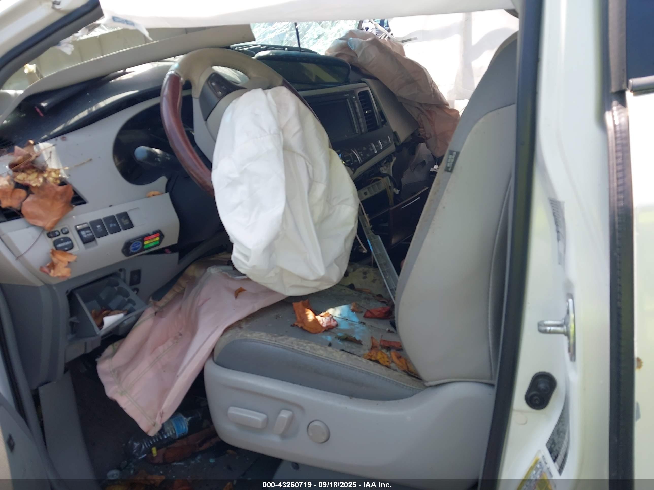 TOYOTA SIENNA image 5