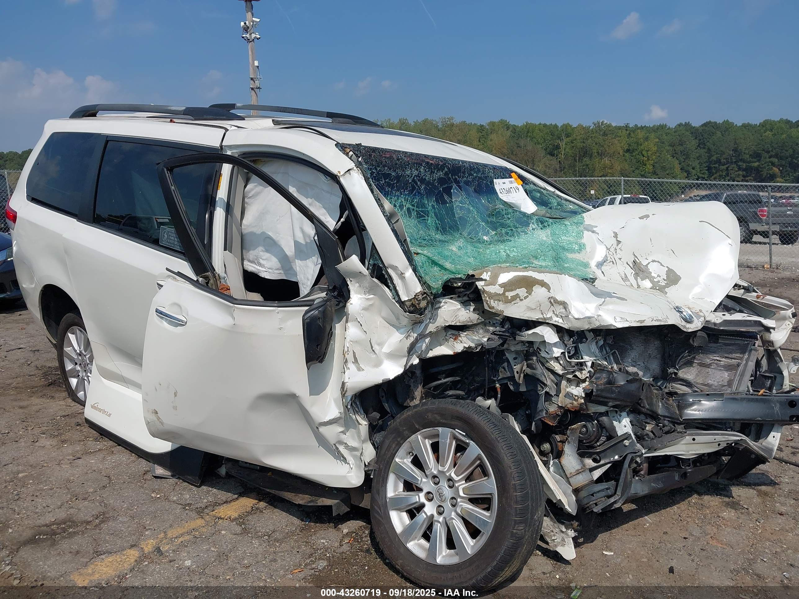 TOYOTA SIENNA image 6