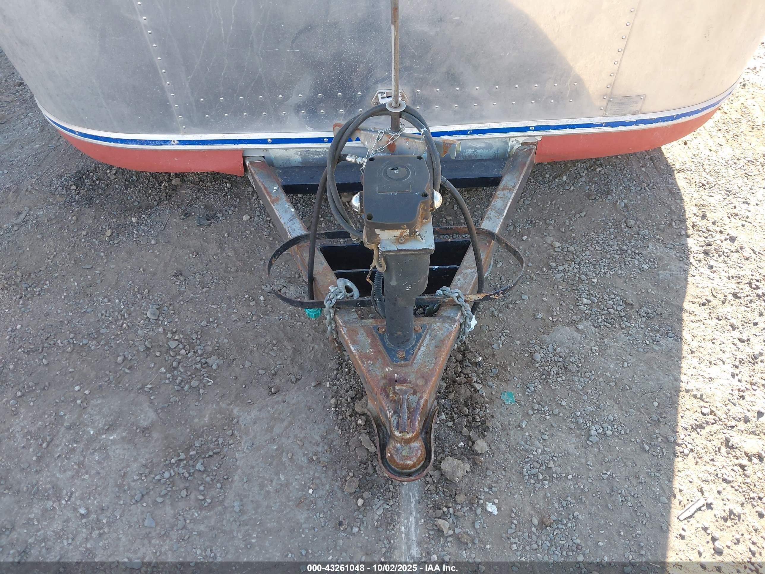 AIRSTREAM OVERLANDER image 10