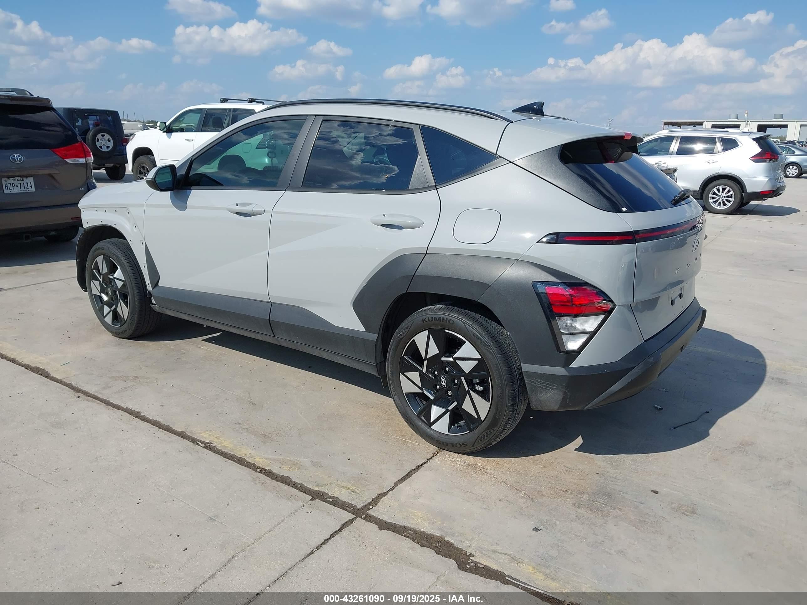 HYUNDAI KONA image 3