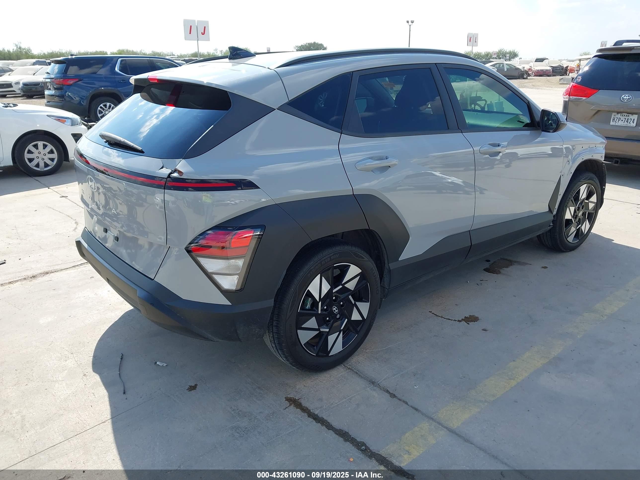 HYUNDAI KONA image 4