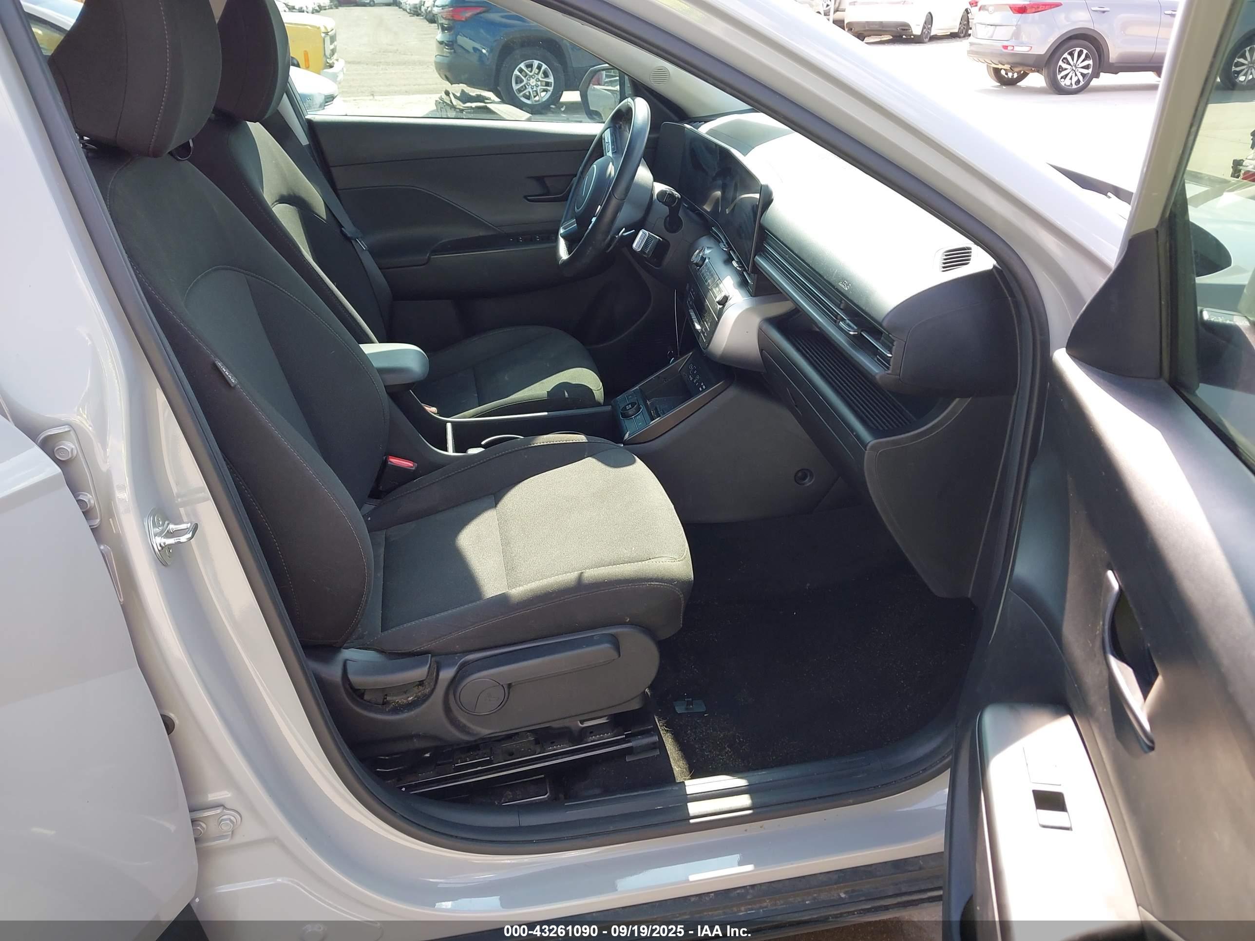 HYUNDAI KONA image 5