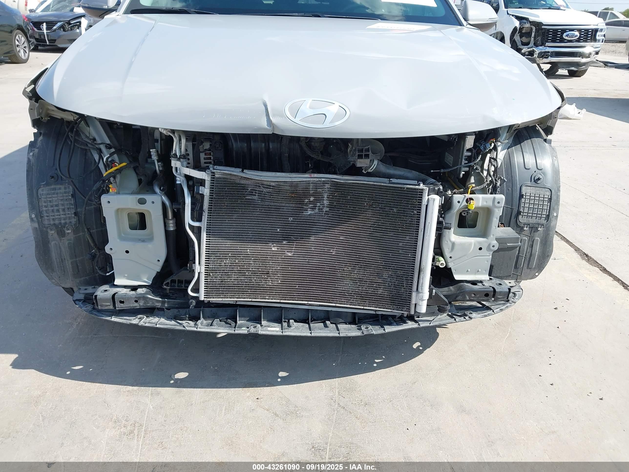 HYUNDAI KONA image 6